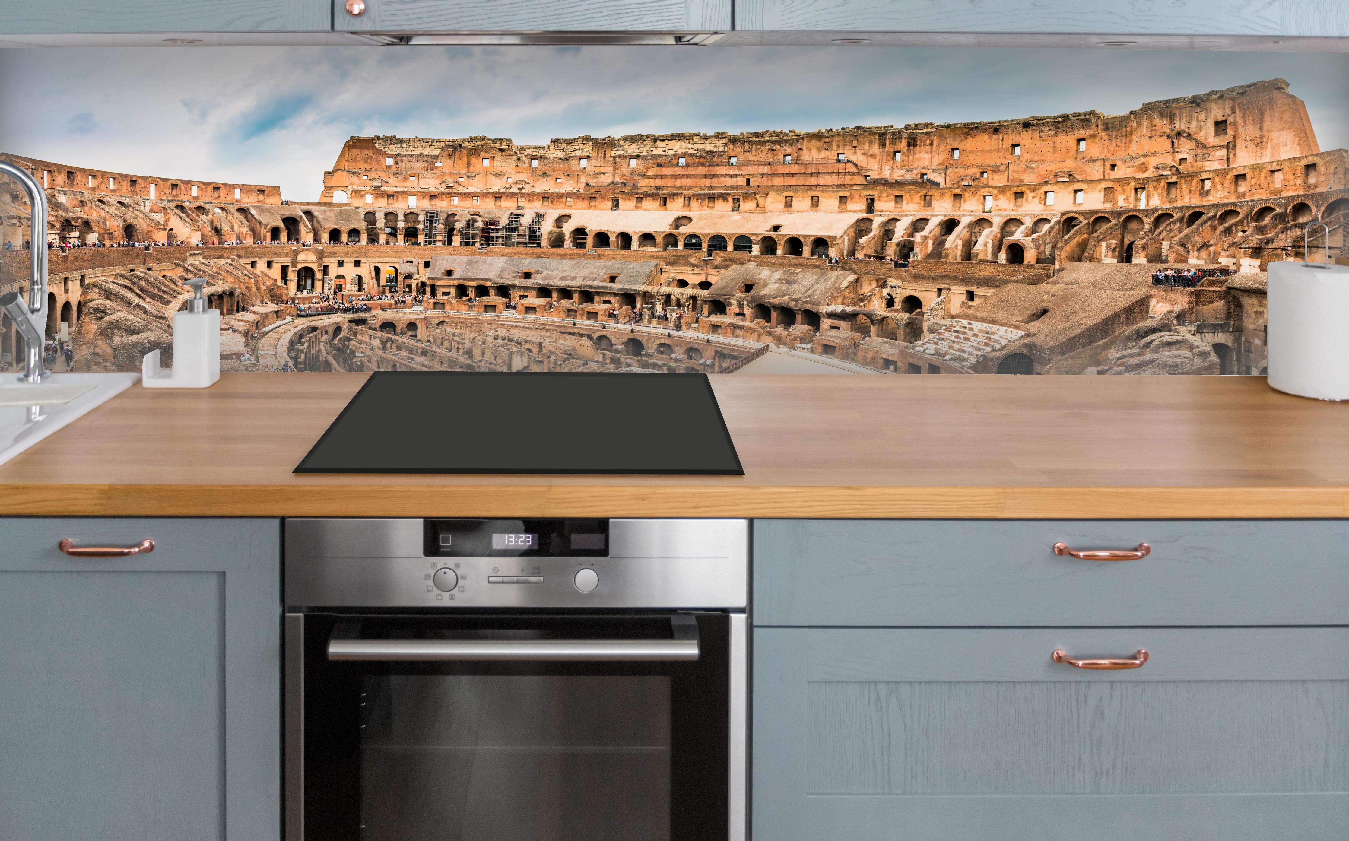 Küche - Kolosseum Panorama in Beige über polierter Holzarbeitsplatte mit Cerankochfeld