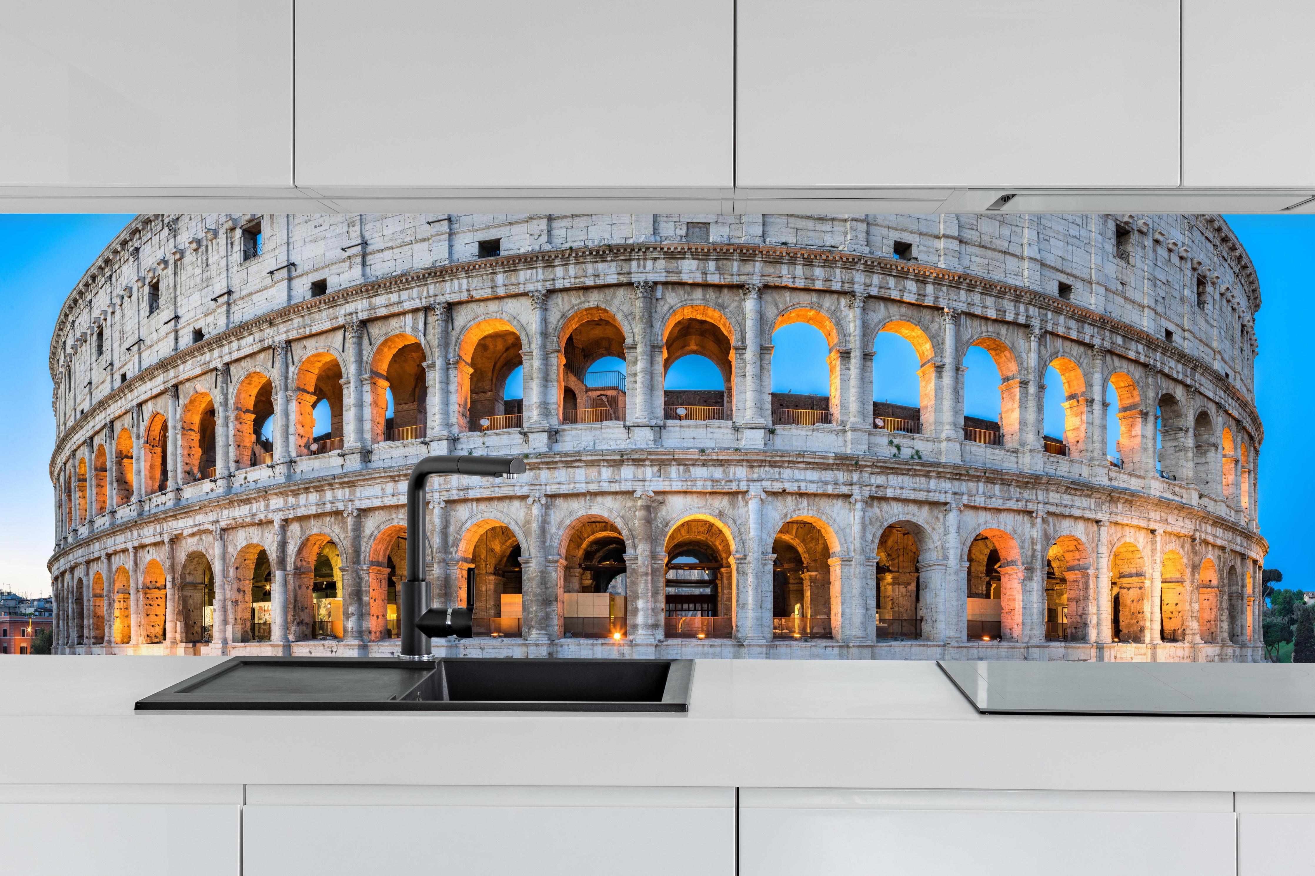 Küche - Kolosseum Rom Abendlicht hinter weißen Hochglanz-Küchenregalen und schwarzem Wasserhahn