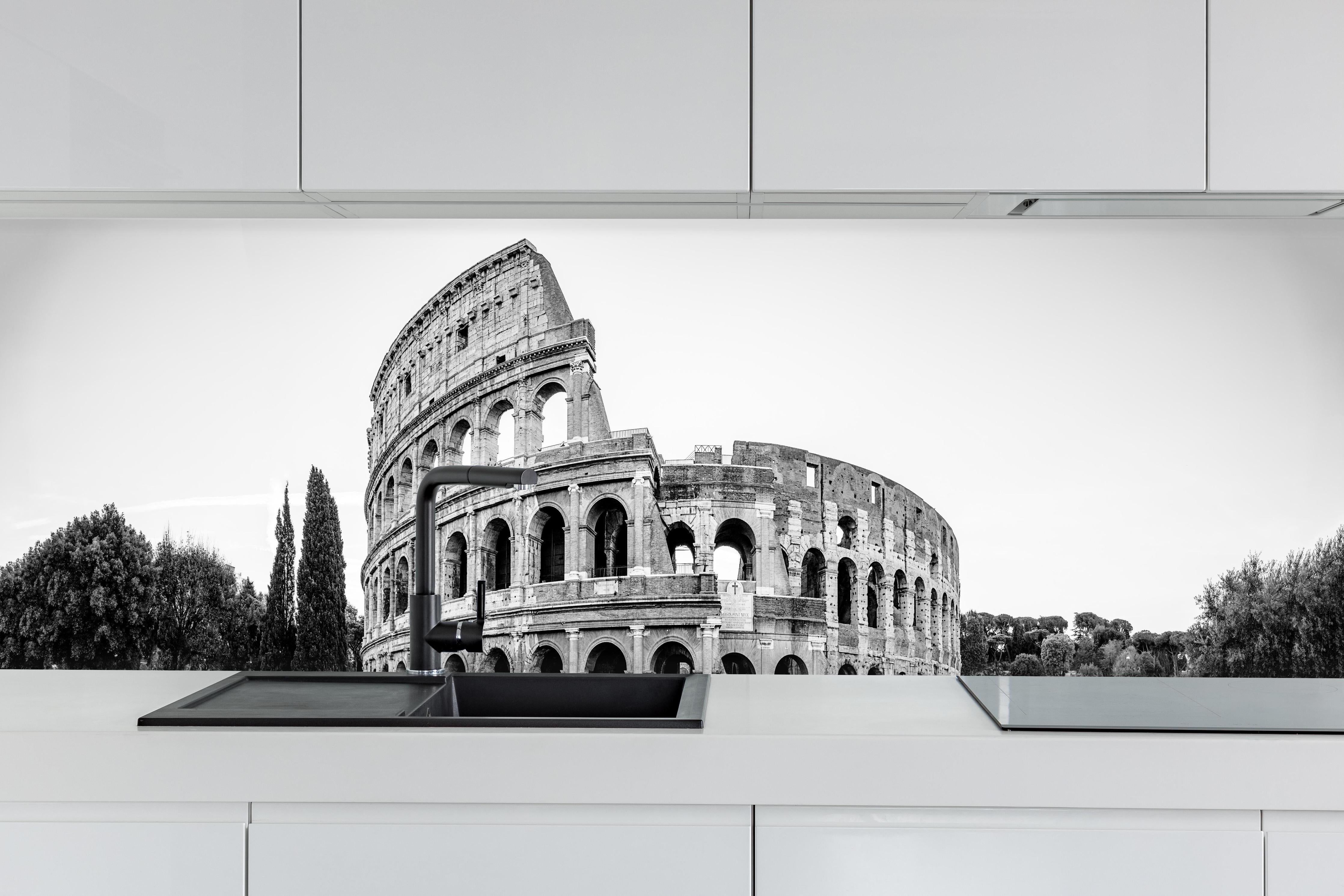 Küche - Kolosseum Schwarz-Weiß Panorama hinter weißen Hochglanz-Küchenregalen und schwarzem Wasserhahn