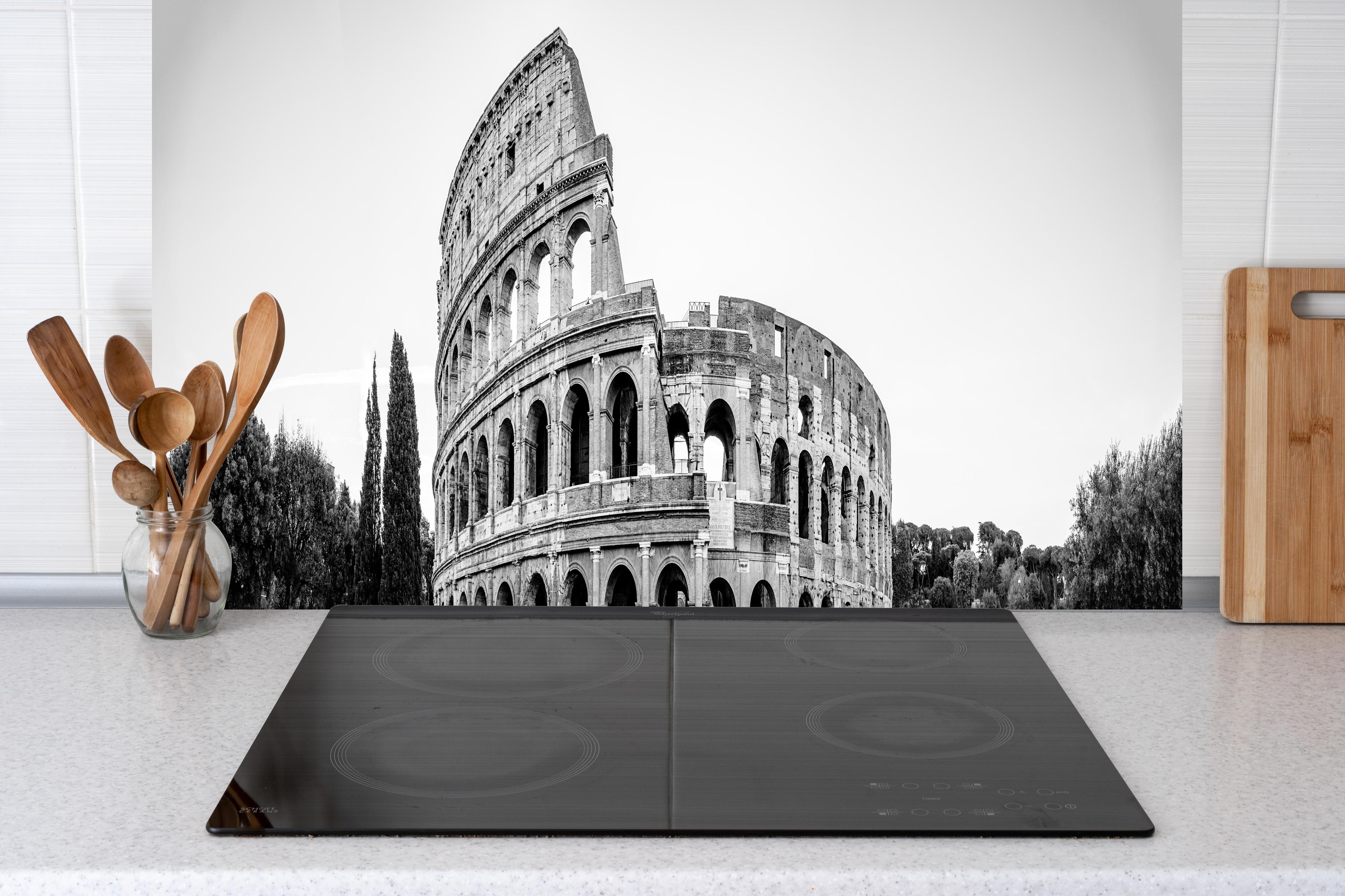 Küche - Kolosseum Schwarz-Weiß Panorama hinter Cerankochfeld und Holz-Kochutensilien