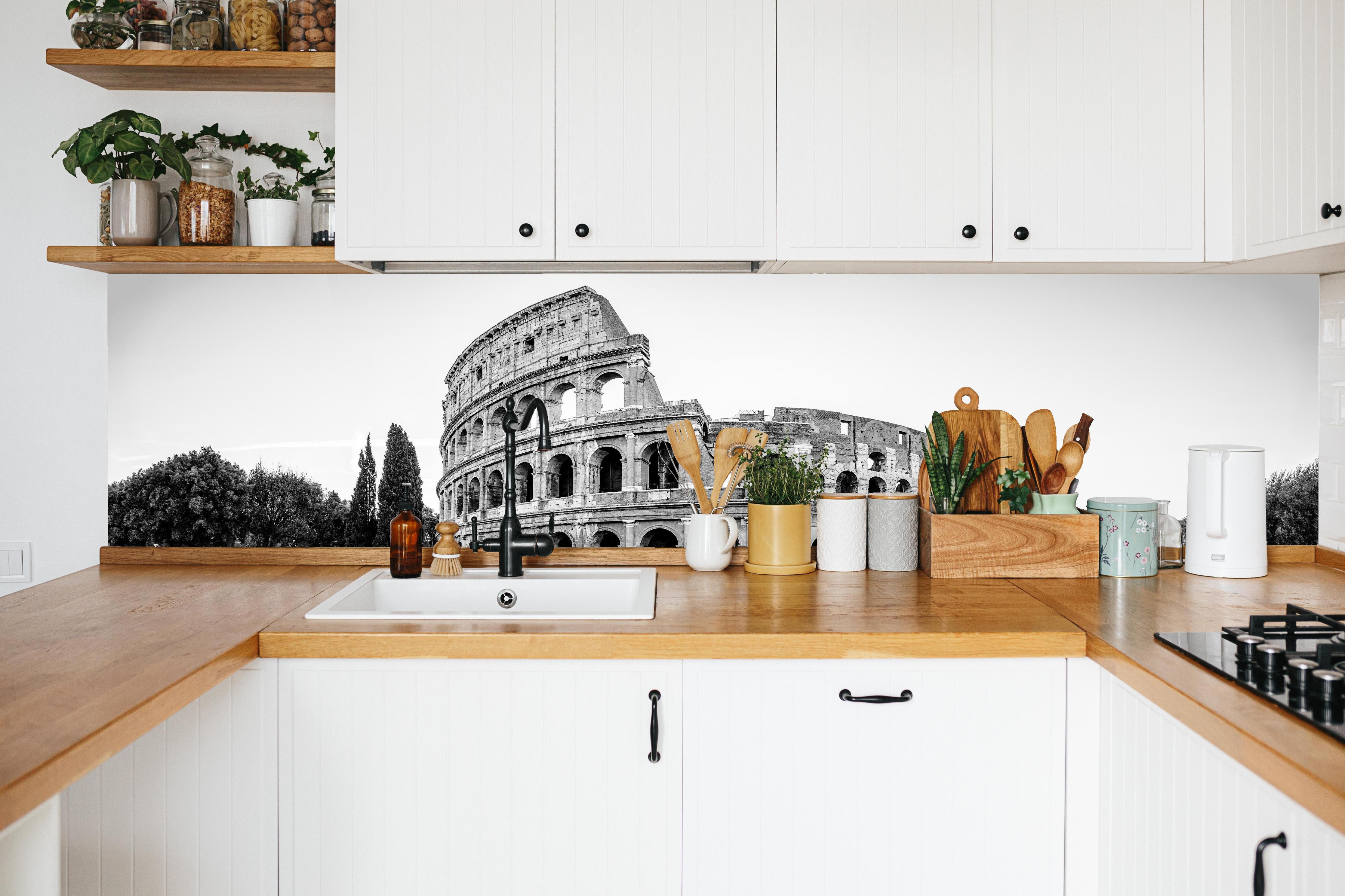 Küche - Kolosseum Schwarz-Weiß Panorama in weißer Küche hinter Gewürzen und Kochlöffeln aus Holz