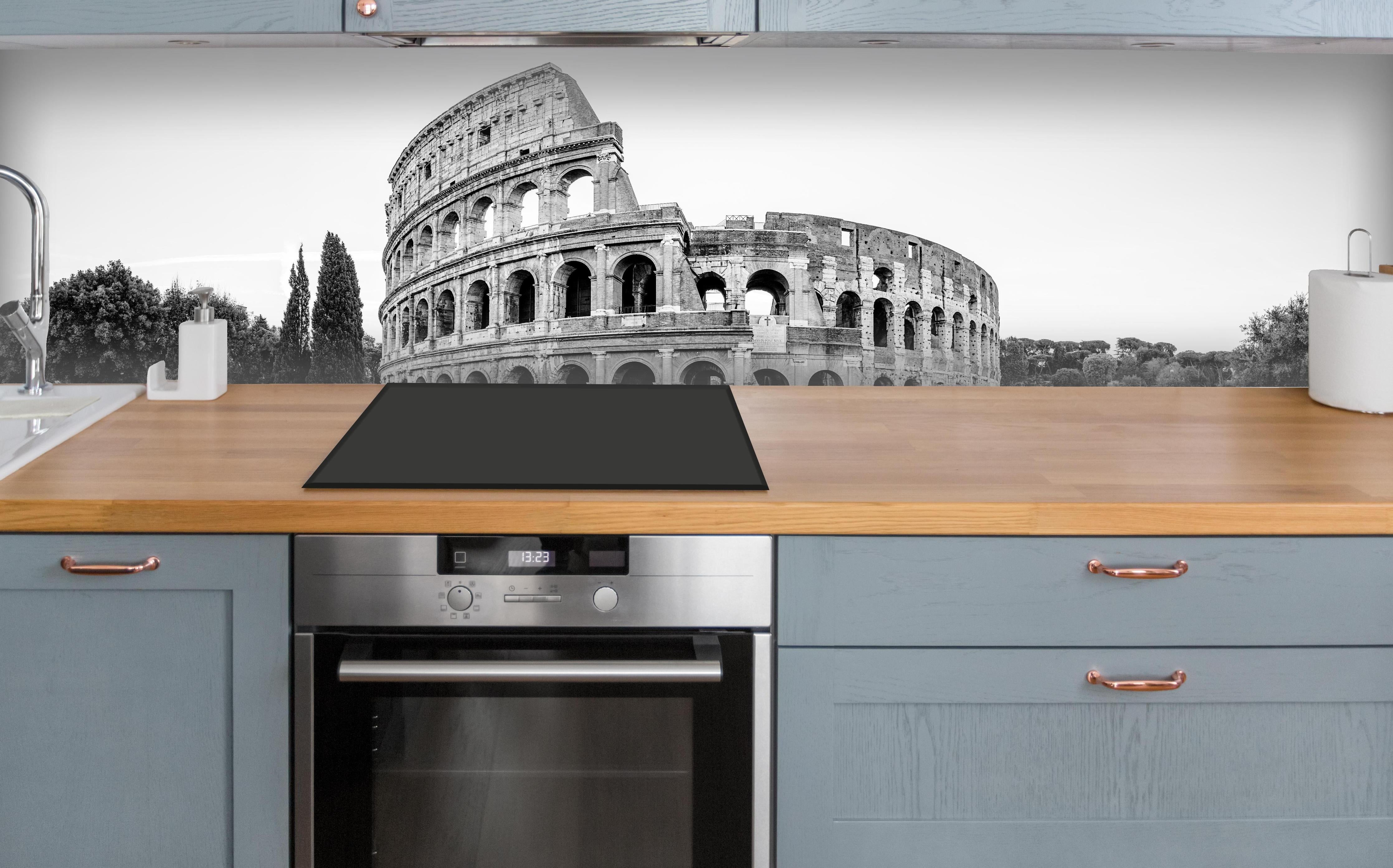 Küche - Kolosseum Schwarz-Weiß Panorama über polierter Holzarbeitsplatte mit Cerankochfeld