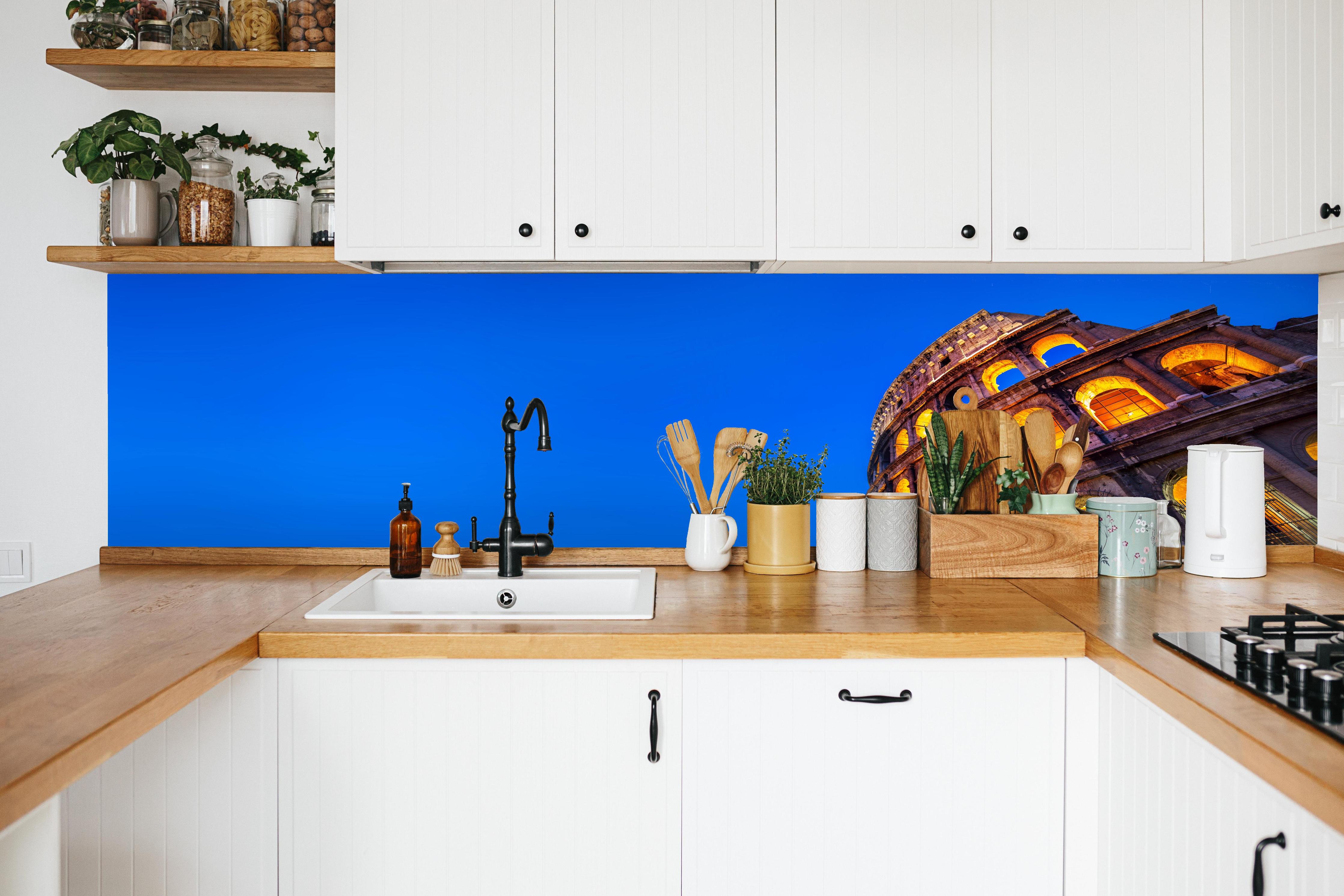 Küche - Kolosseum bei Nacht Blau-Orange in weißer Küche hinter Gewürzen und Kochlöffeln aus Holz