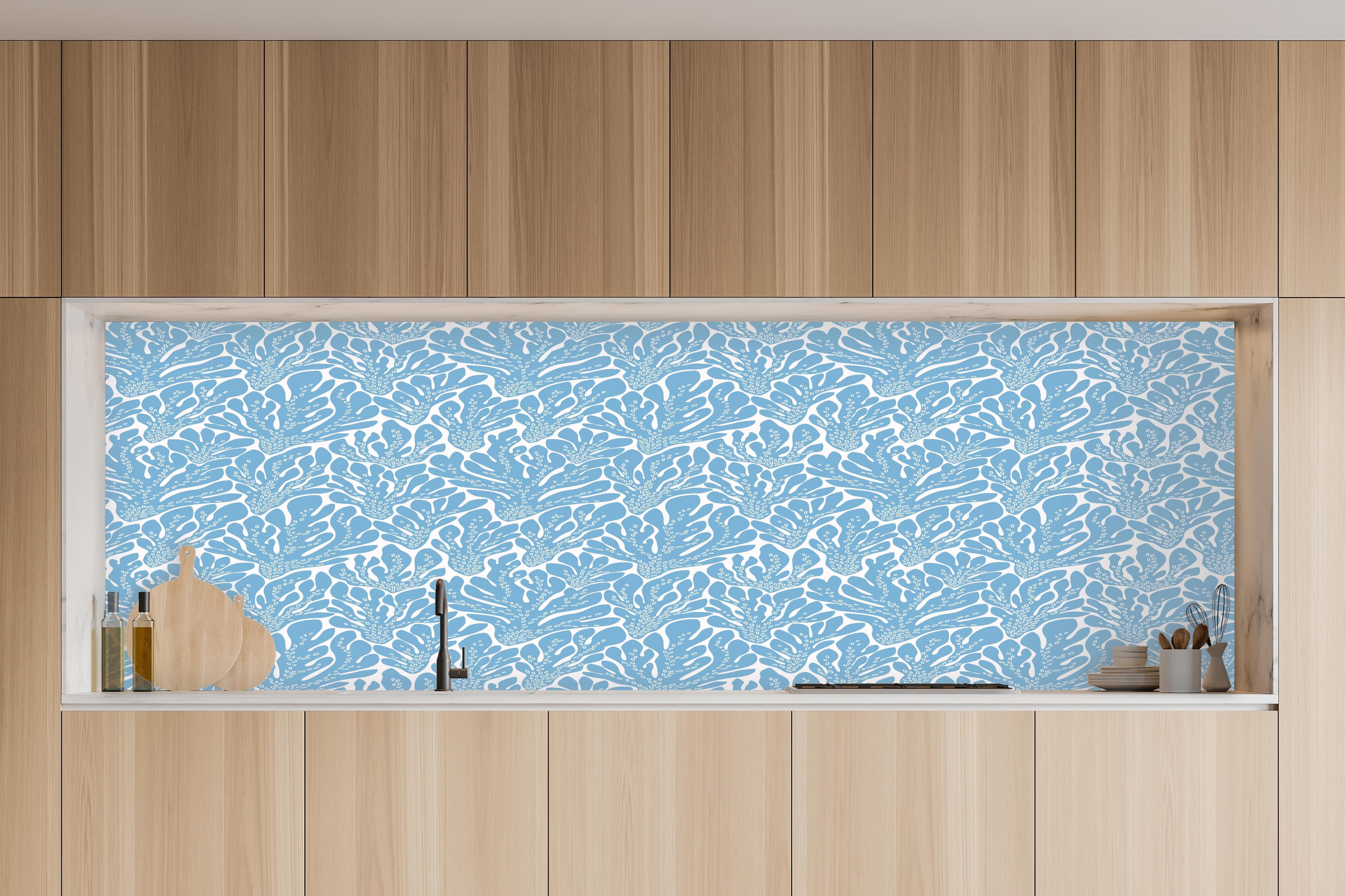 Küche - Korallen-Abstract Blau-Weiß in charakteristischer Vollholz-Küche mit modernem Gasherd