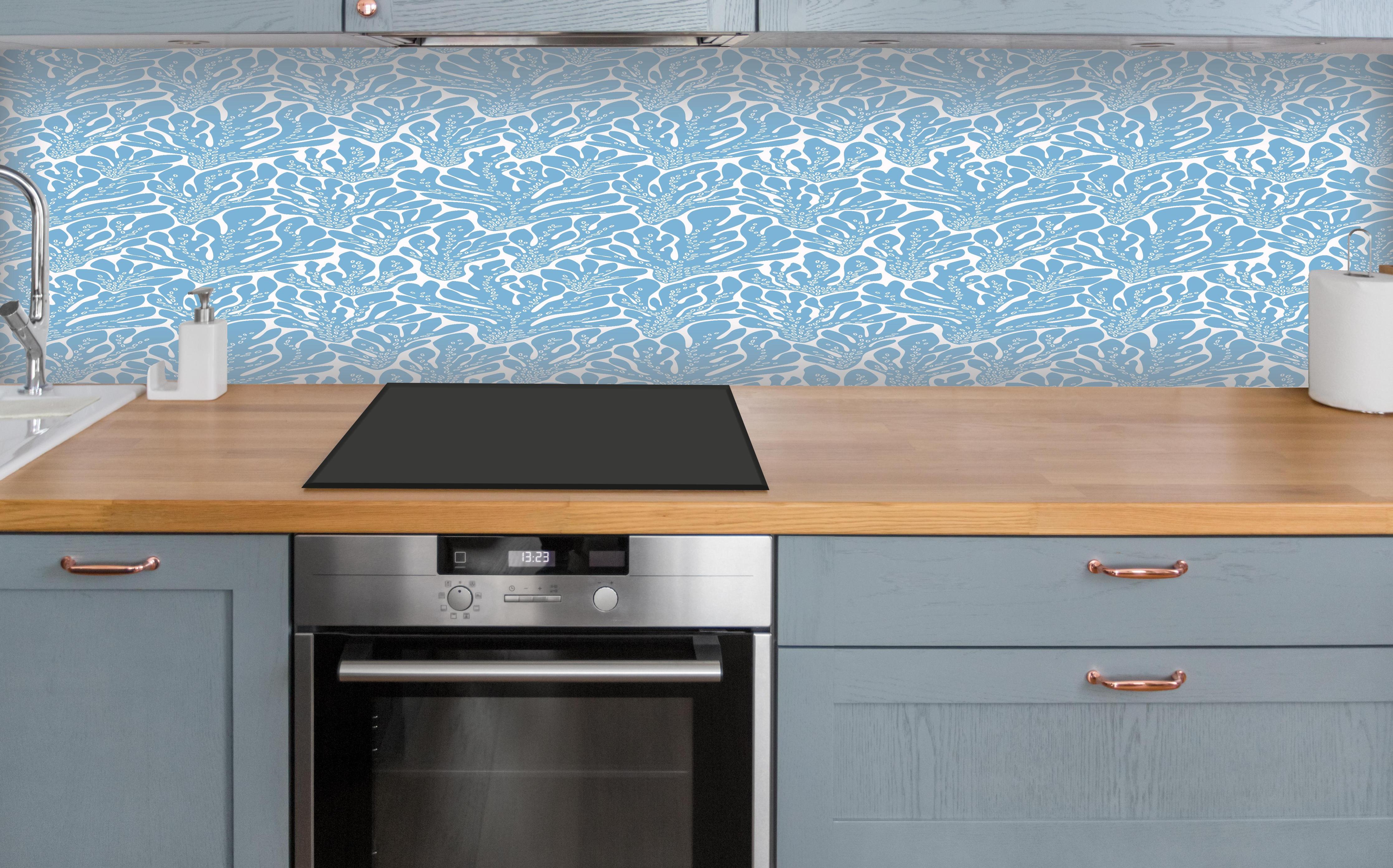 Küche - Korallen-Abstract Blau-Weiß über polierter Holzarbeitsplatte mit Cerankochfeld