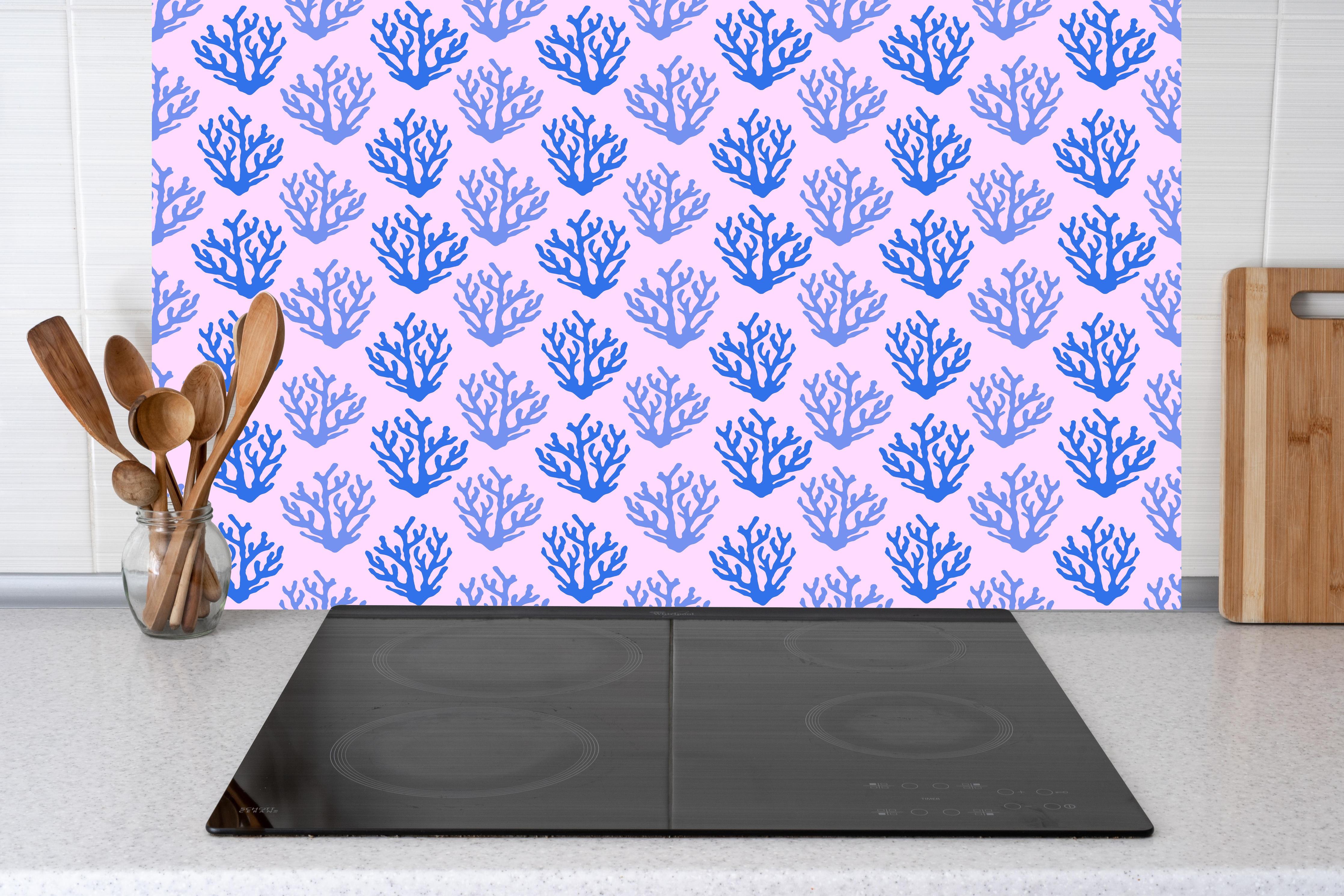 Küche - Korallenmuster Blau-Rosa hinter Cerankochfeld und Holz-Kochutensilien