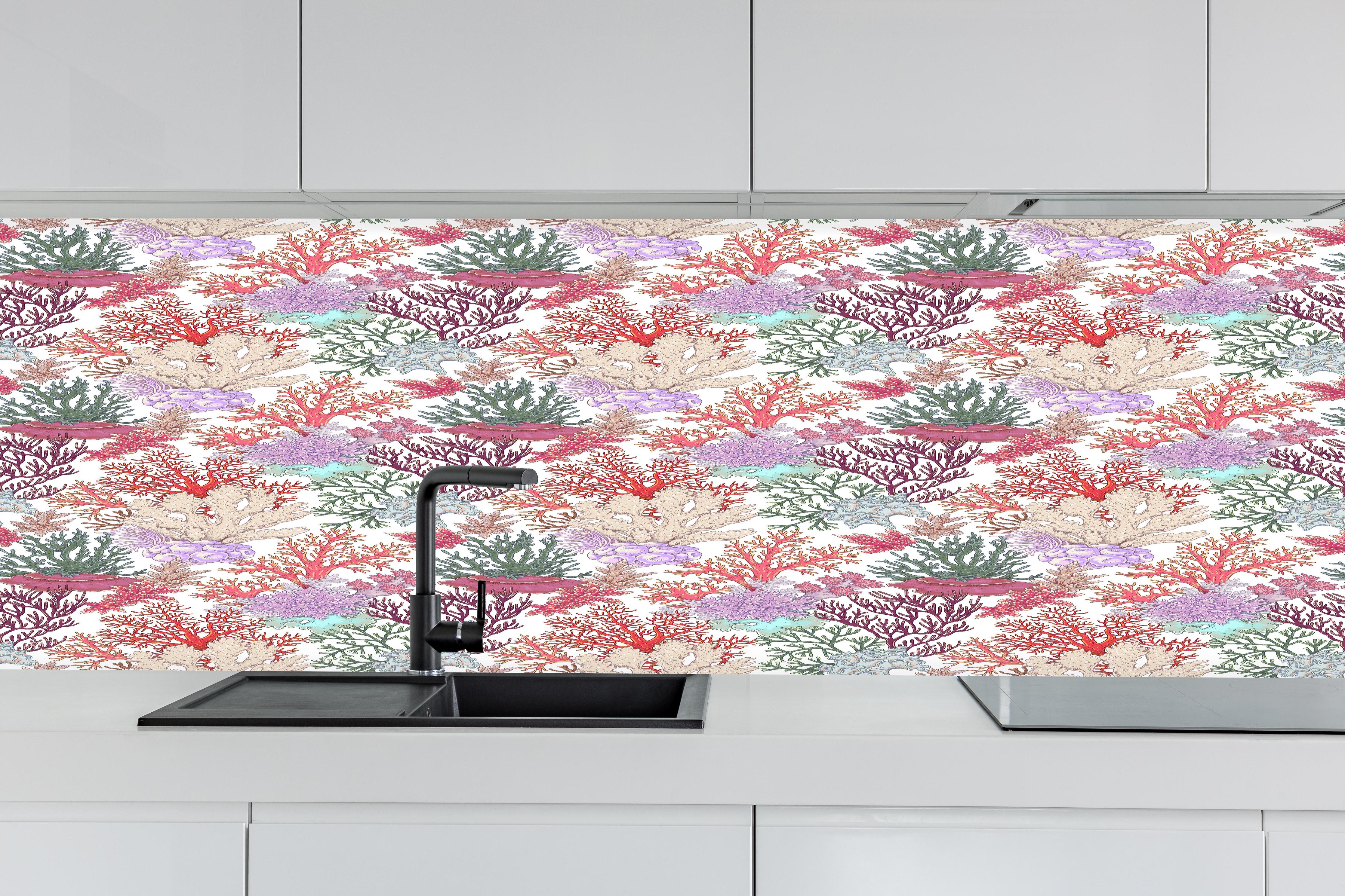 Küche - Korallenmuster Rosa-Beige hinter weißen Hochglanz-Küchenregalen und schwarzem Wasserhahn