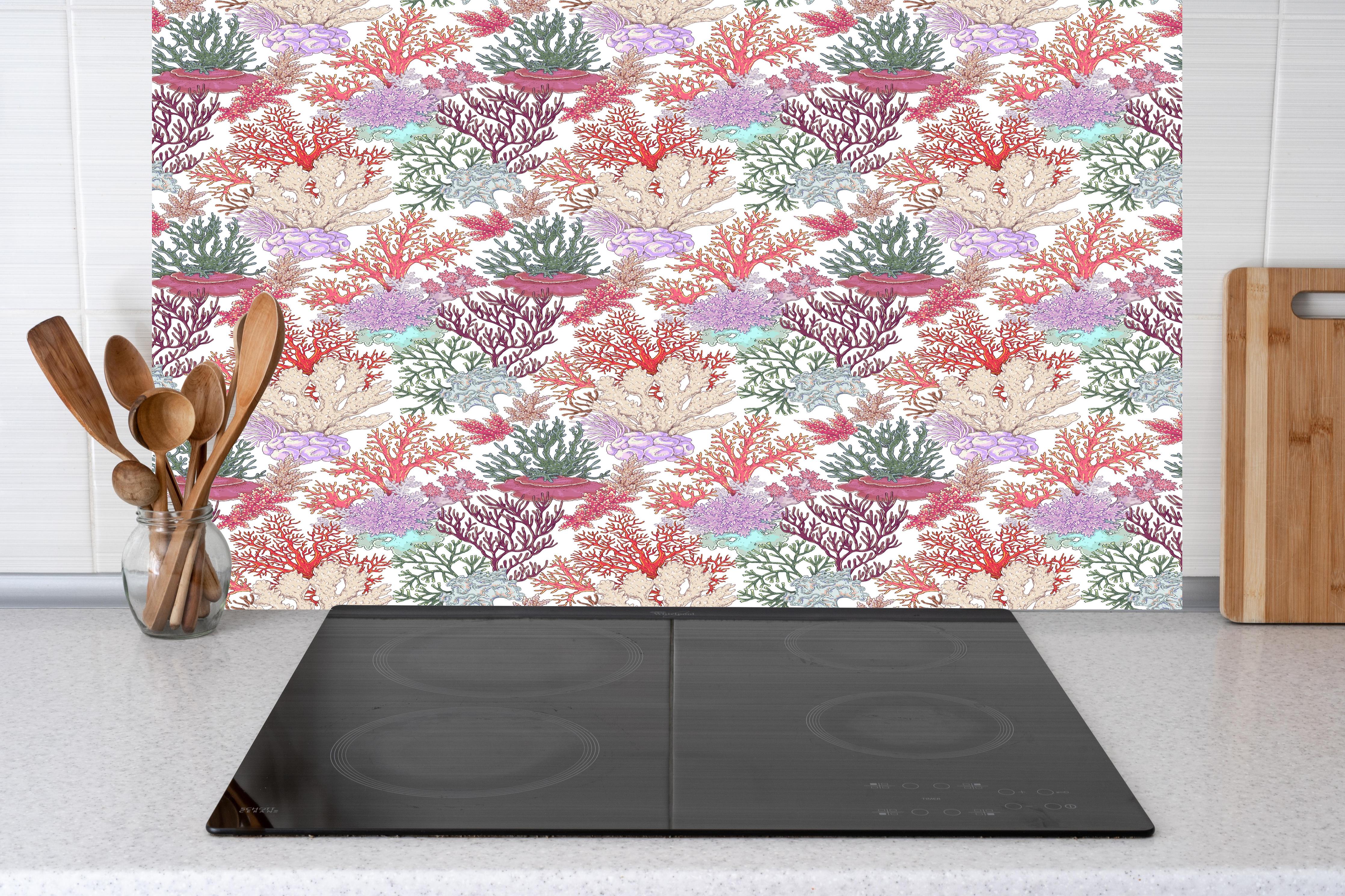 Küche - Korallenmuster Rosa-Beige hinter Cerankochfeld und Holz-Kochutensilien