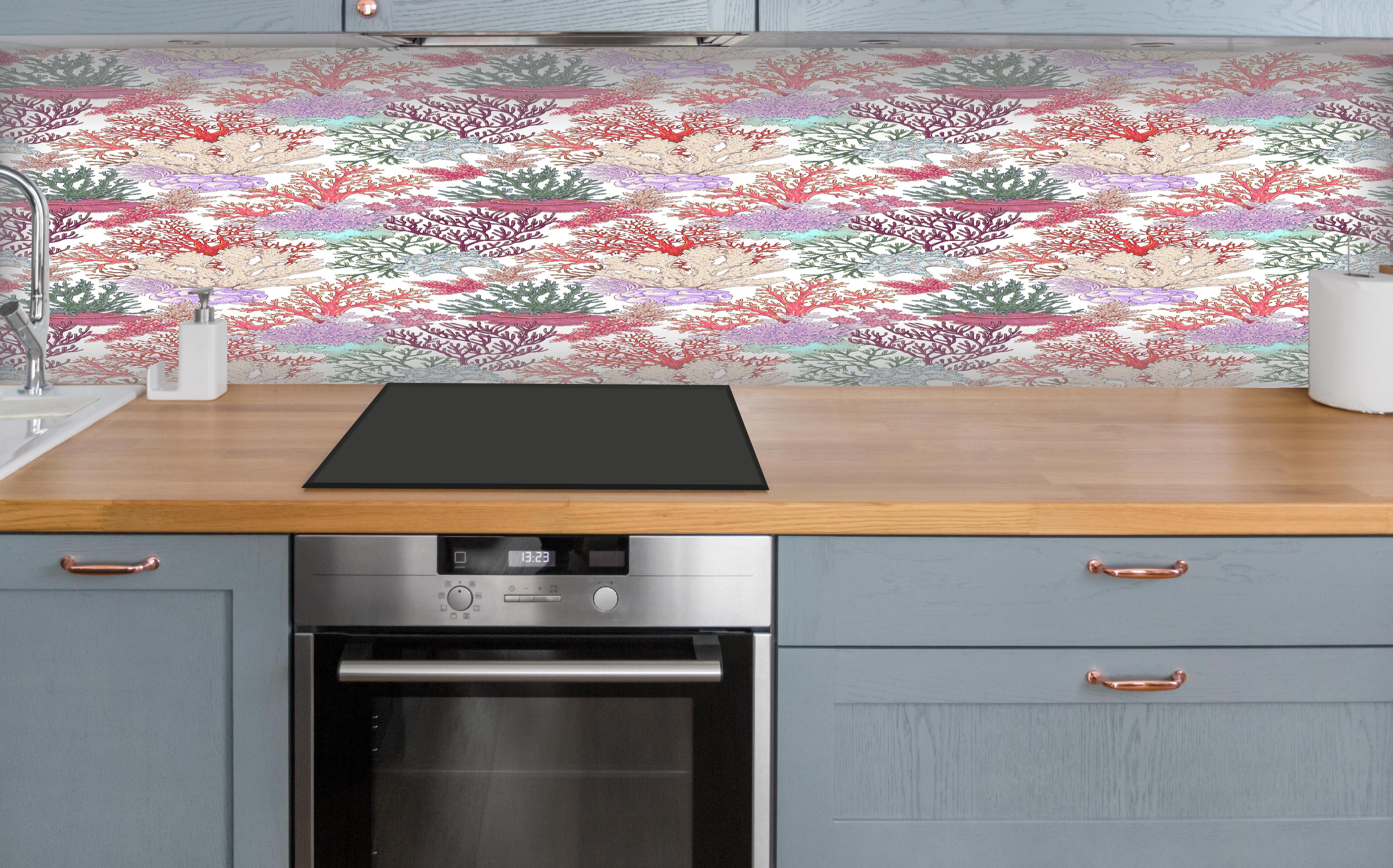 Küche - Korallenmuster Rosa-Beige über polierter Holzarbeitsplatte mit Cerankochfeld