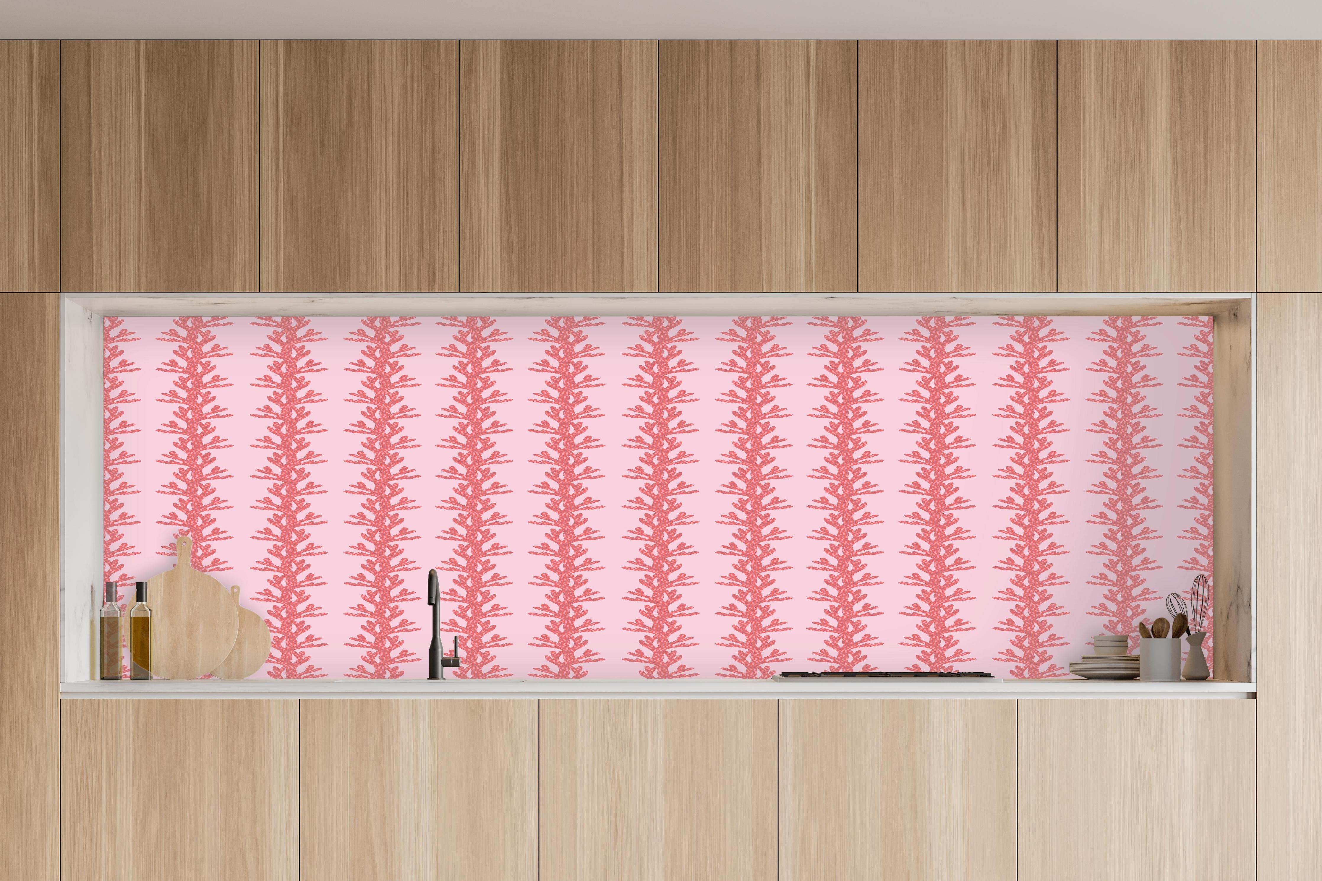 Küche - Korallenmuster Rosa Tapete in charakteristischer Vollholz-Küche mit modernem Gasherd