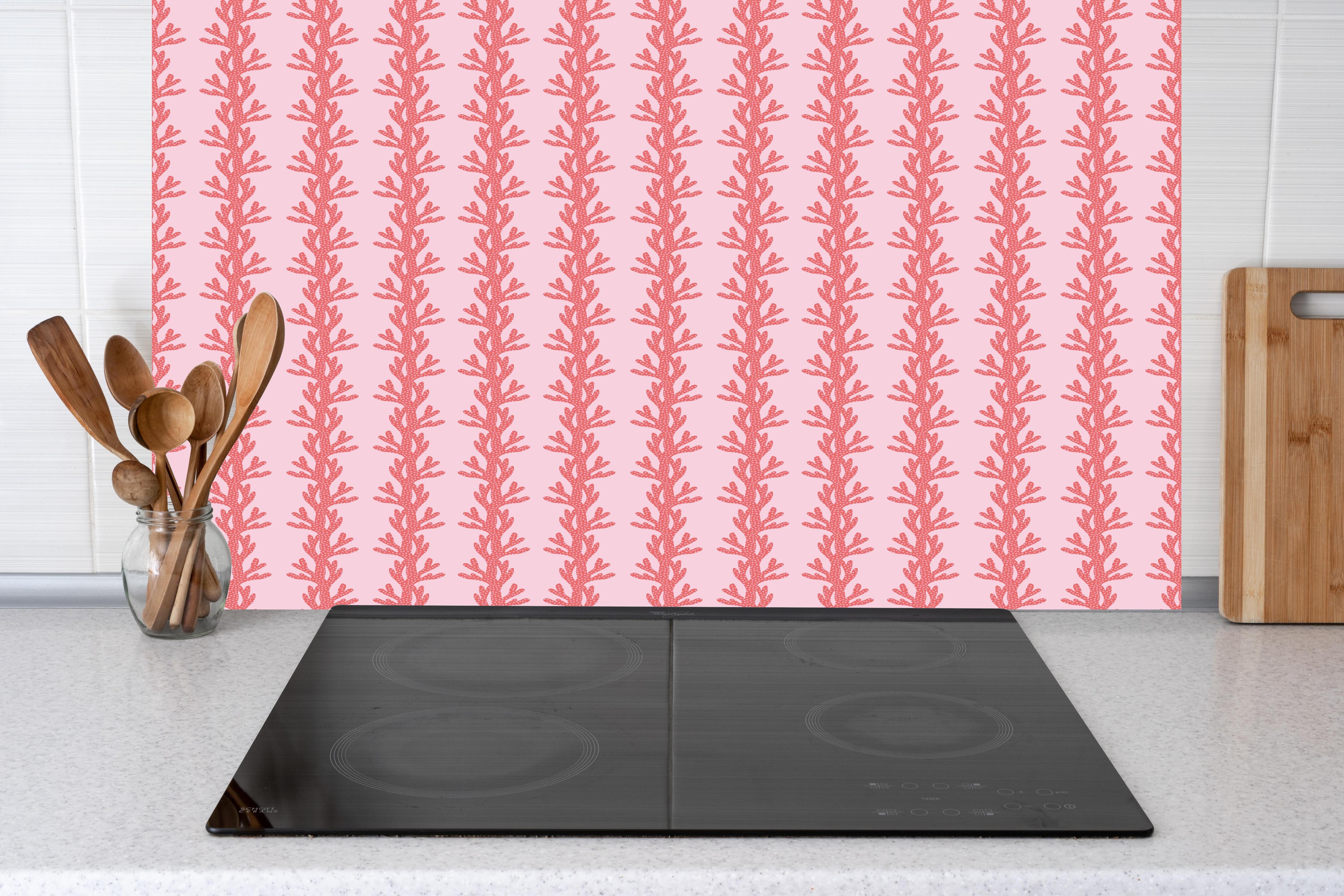 Küche - Korallenmuster Rosa Tapete hinter Cerankochfeld und Holz-Kochutensilien