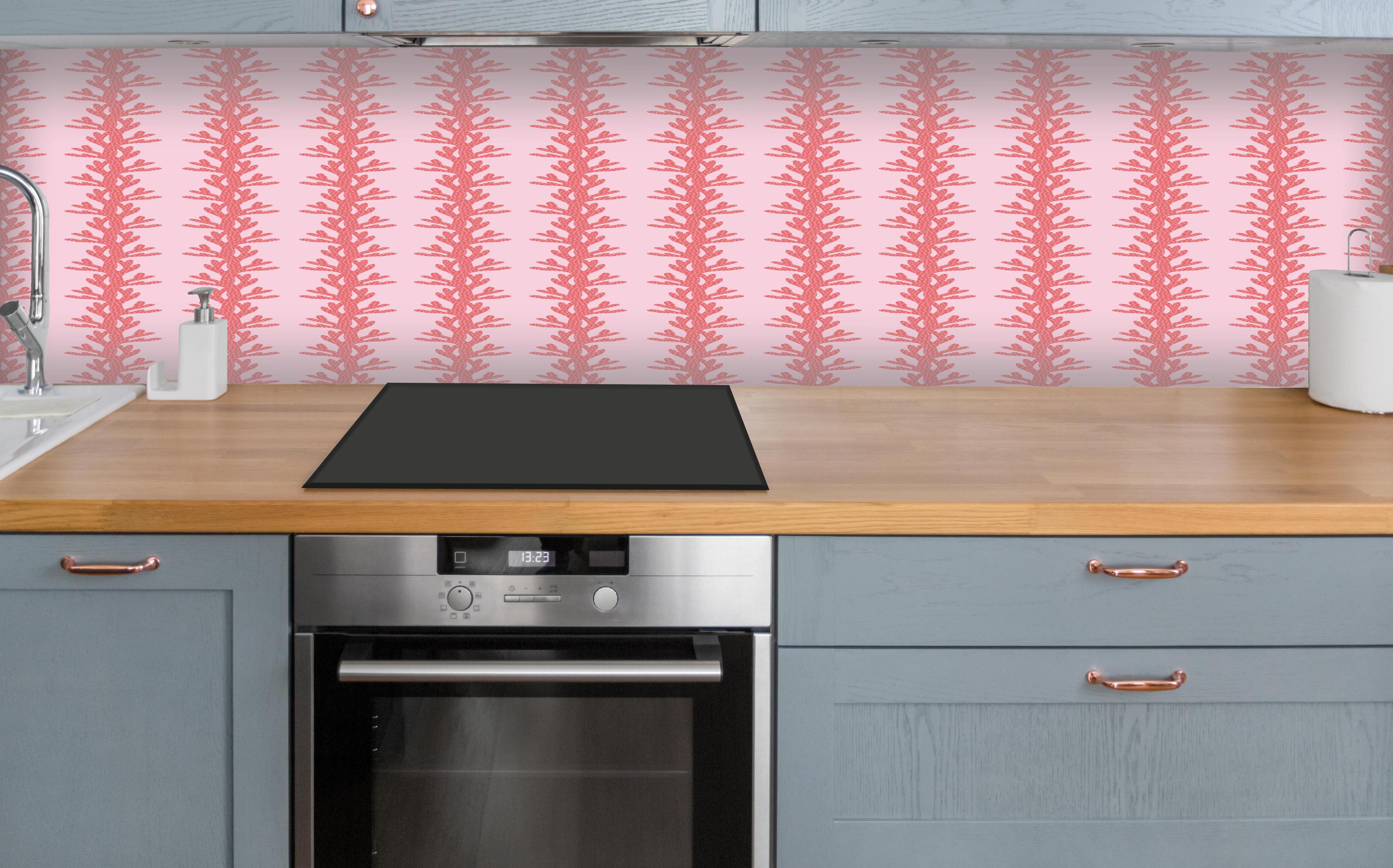 Küche - Korallenmuster Rosa Tapete über polierter Holzarbeitsplatte mit Cerankochfeld