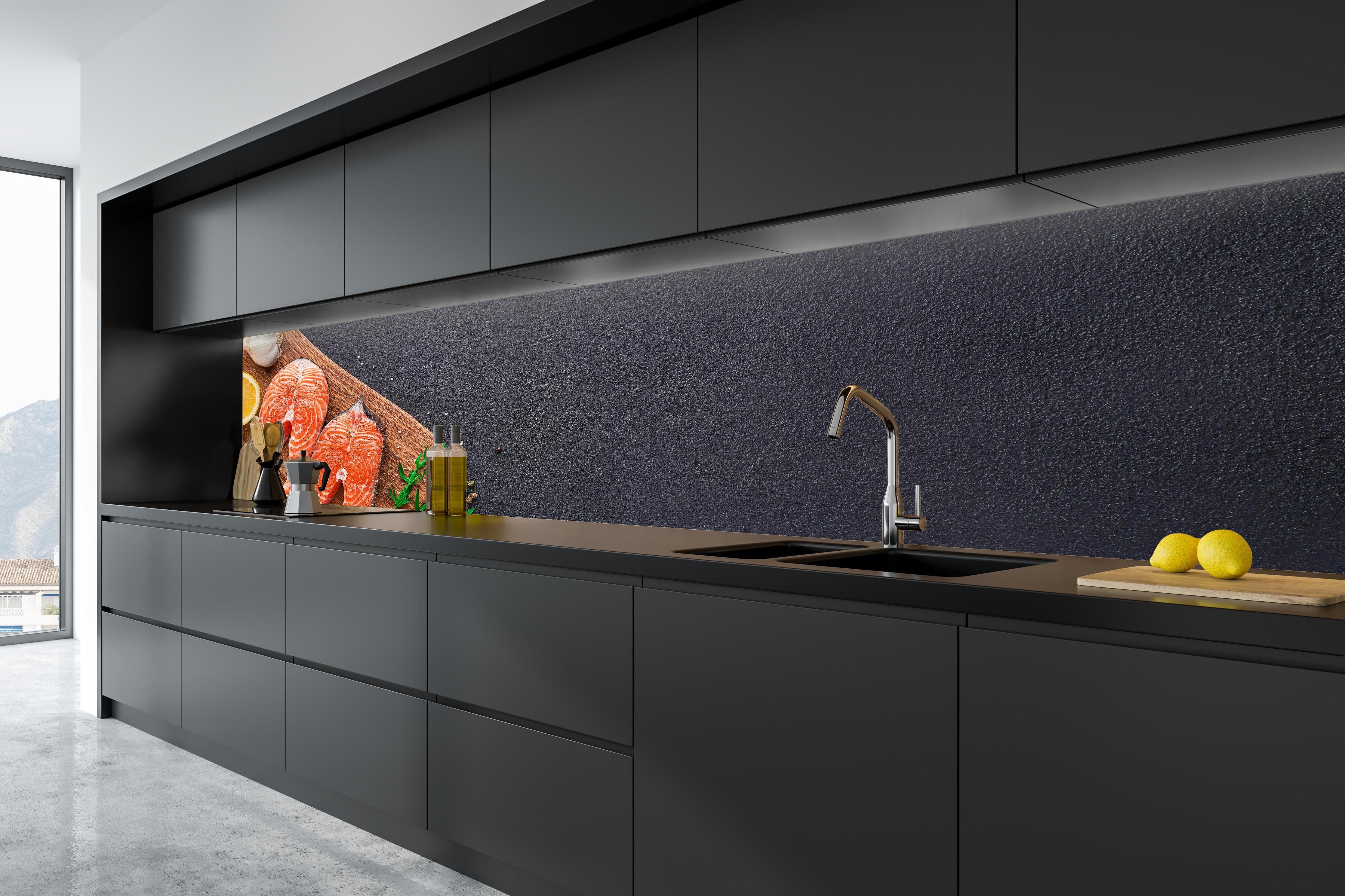 Küche - Lachssteaks auf Holzbrett in tiefschwarzer matt-premium Einbauküche
