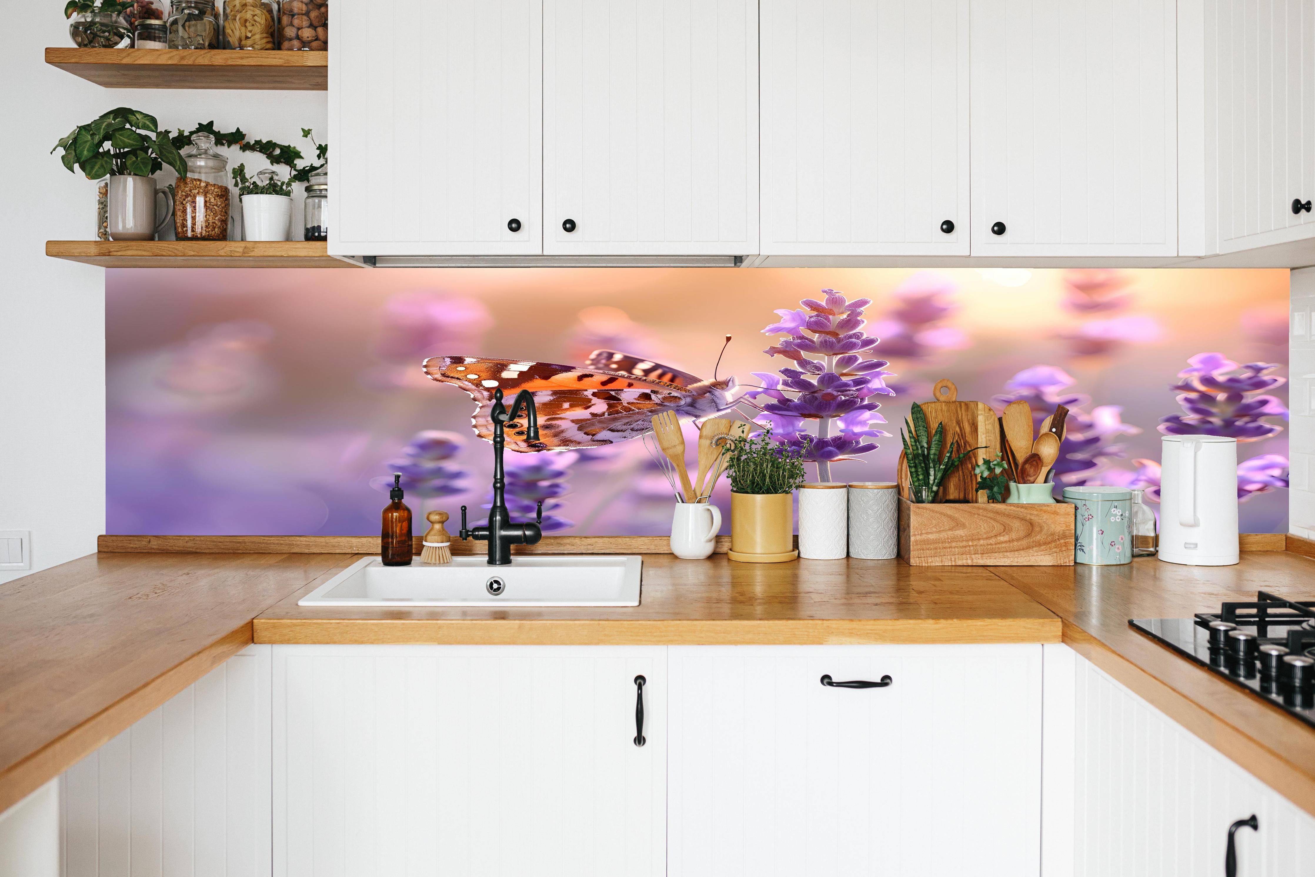Küche - Lavendel-Schmetterling in Pastell in weißer Küche hinter Gewürzen und Kochlöffeln aus Holz