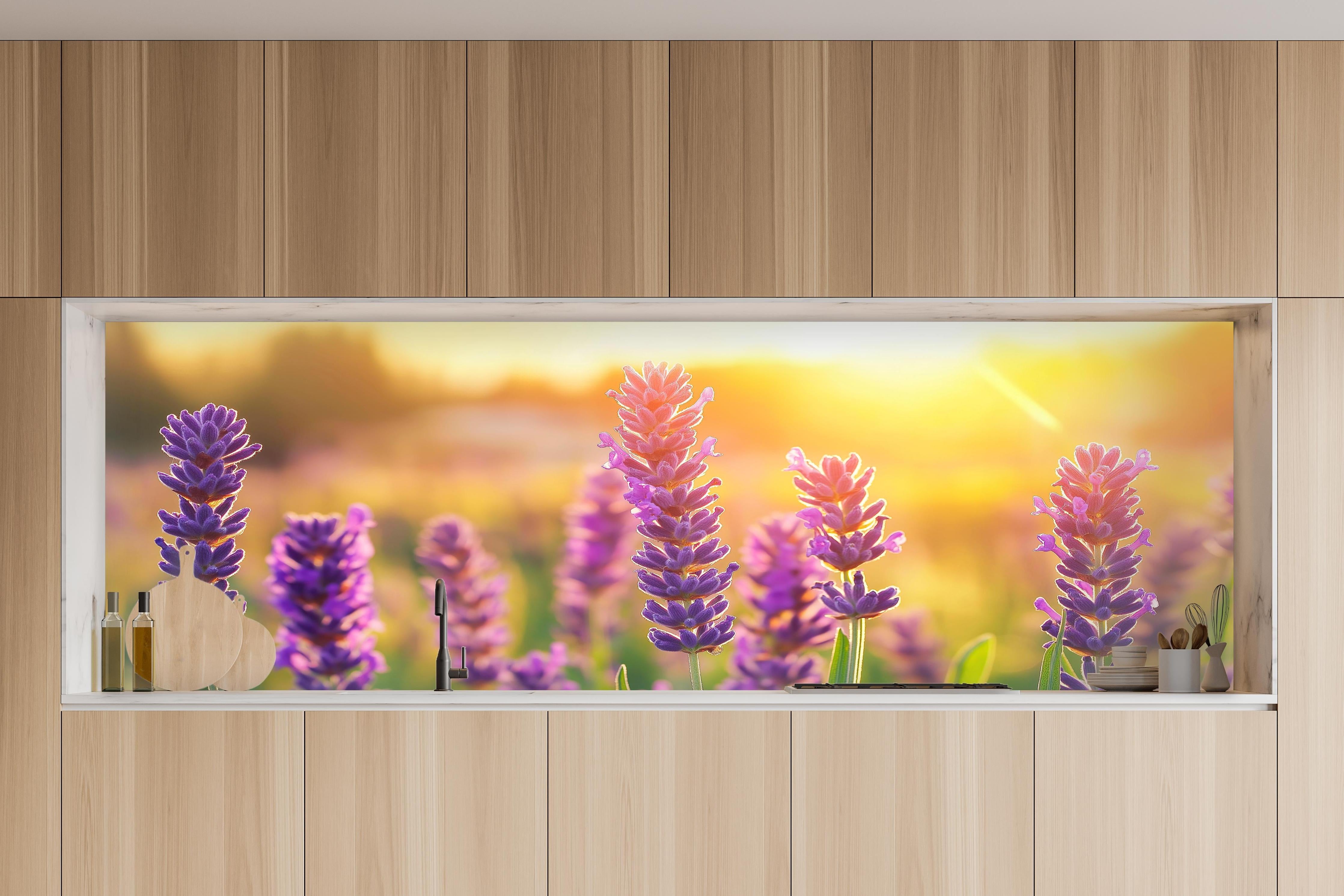 Küche - Lavendel in goldenem Abendlicht in charakteristischer Vollholz-Küche mit modernem Gasherd