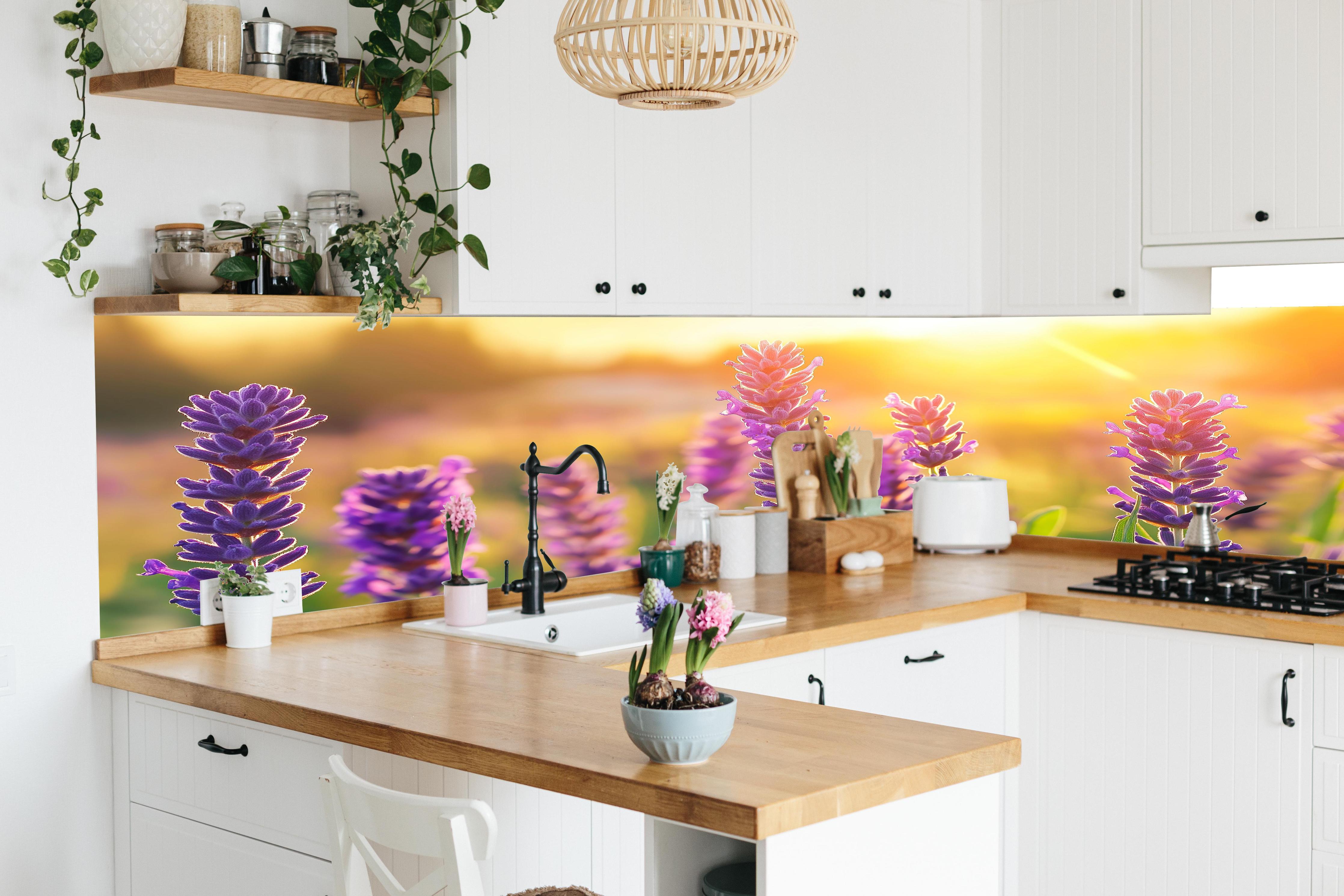 Küche - Lavendel in goldenem Abendlicht in lebendiger Küche mit bunten Blumen