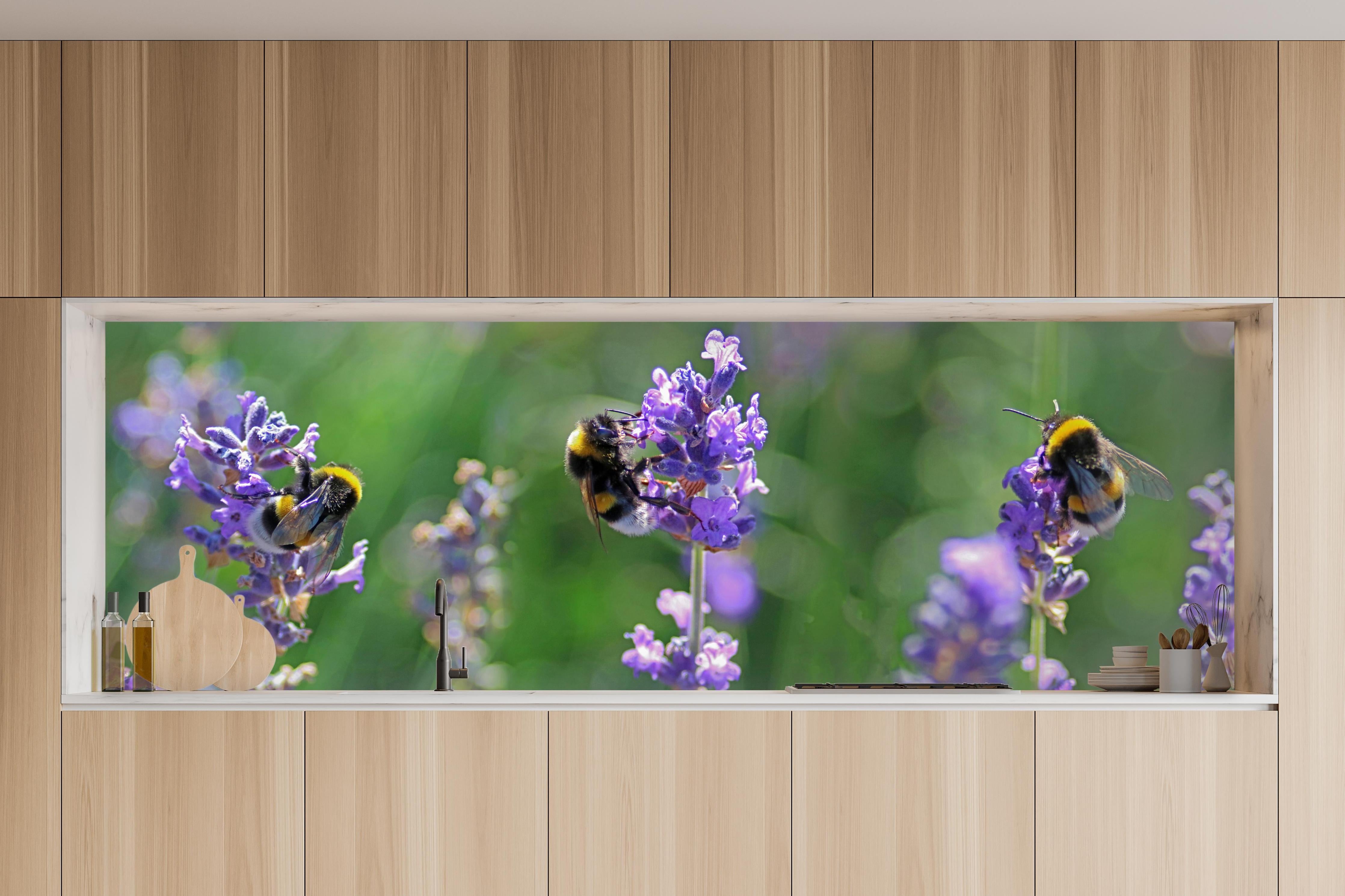 Küche - Lavendelblüten mit Hummeln in charakteristischer Vollholz-Küche mit modernem Gasherd