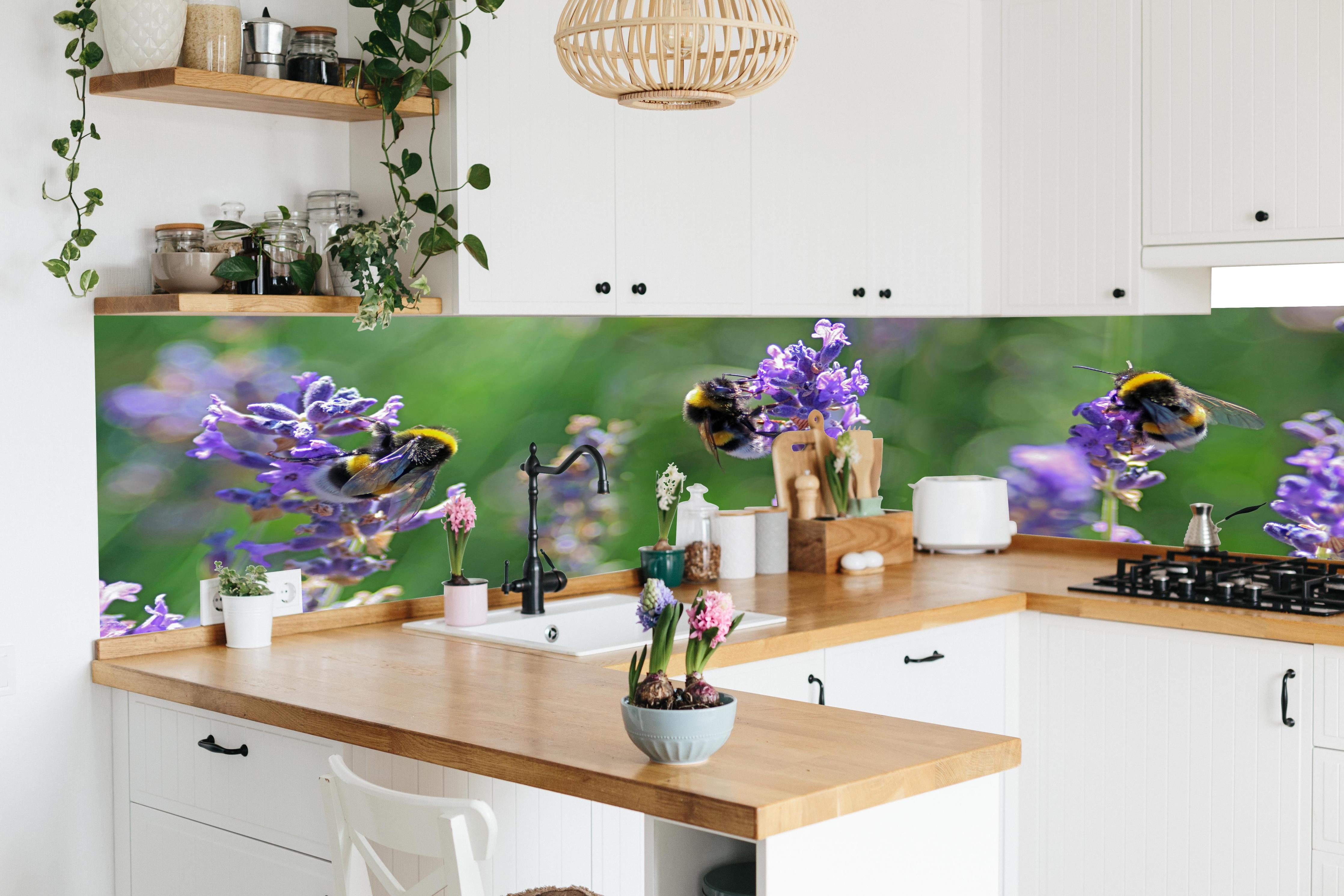 Küche - Lavendelblüten mit Hummeln in lebendiger Küche mit bunten Blumen