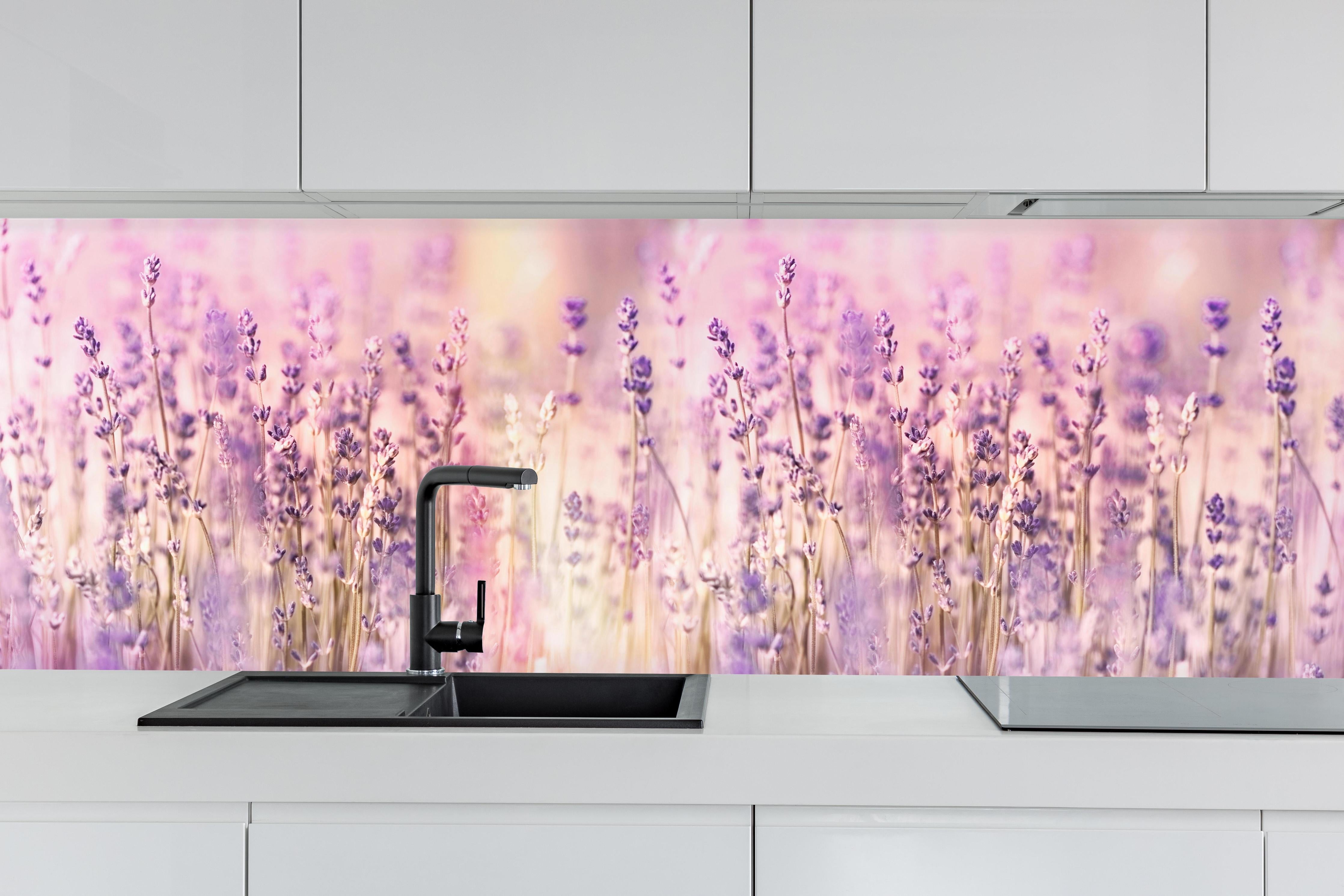 Küche - Lavendelfeld Pastell Lila Rosa hinter weißen Hochglanz-Küchenregalen und schwarzem Wasserhahn