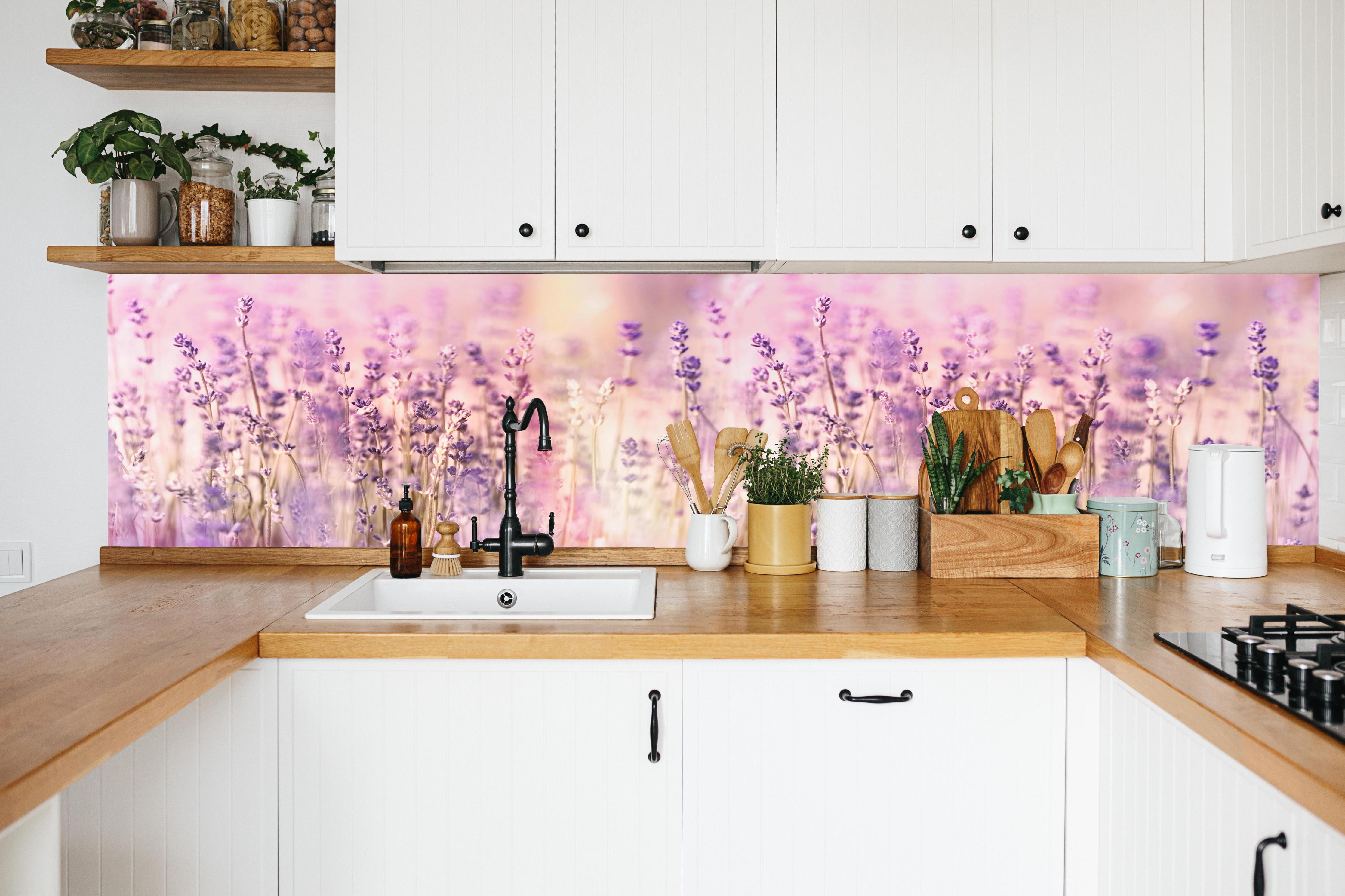 Küche - Lavendelfeld Pastell Lila Rosa in weißer Küche hinter Gewürzen und Kochlöffeln aus Holz