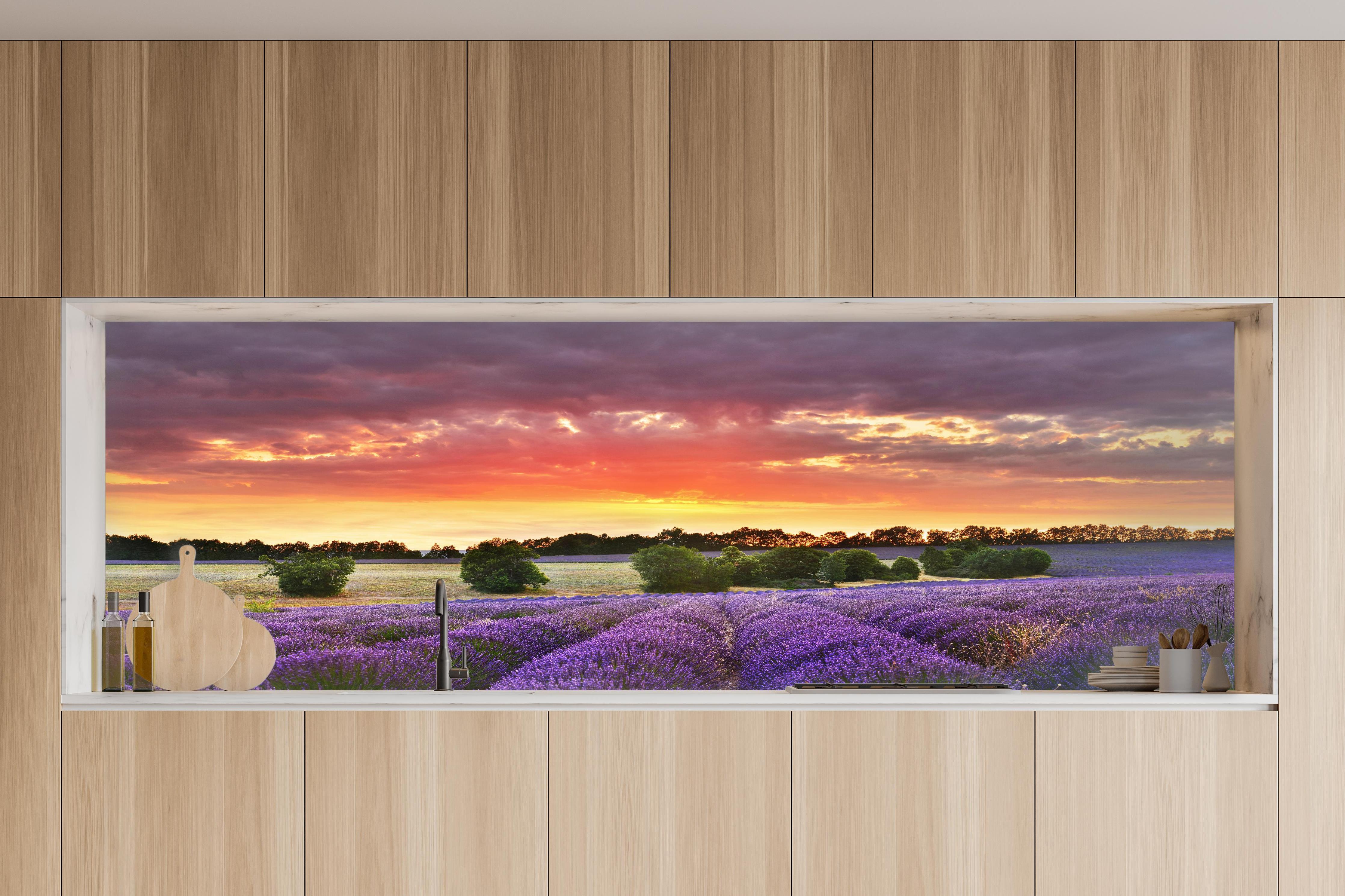 Küche - Lavendelfeld bei Sonnenuntergang in charakteristischer Vollholz-Küche mit modernem Gasherd