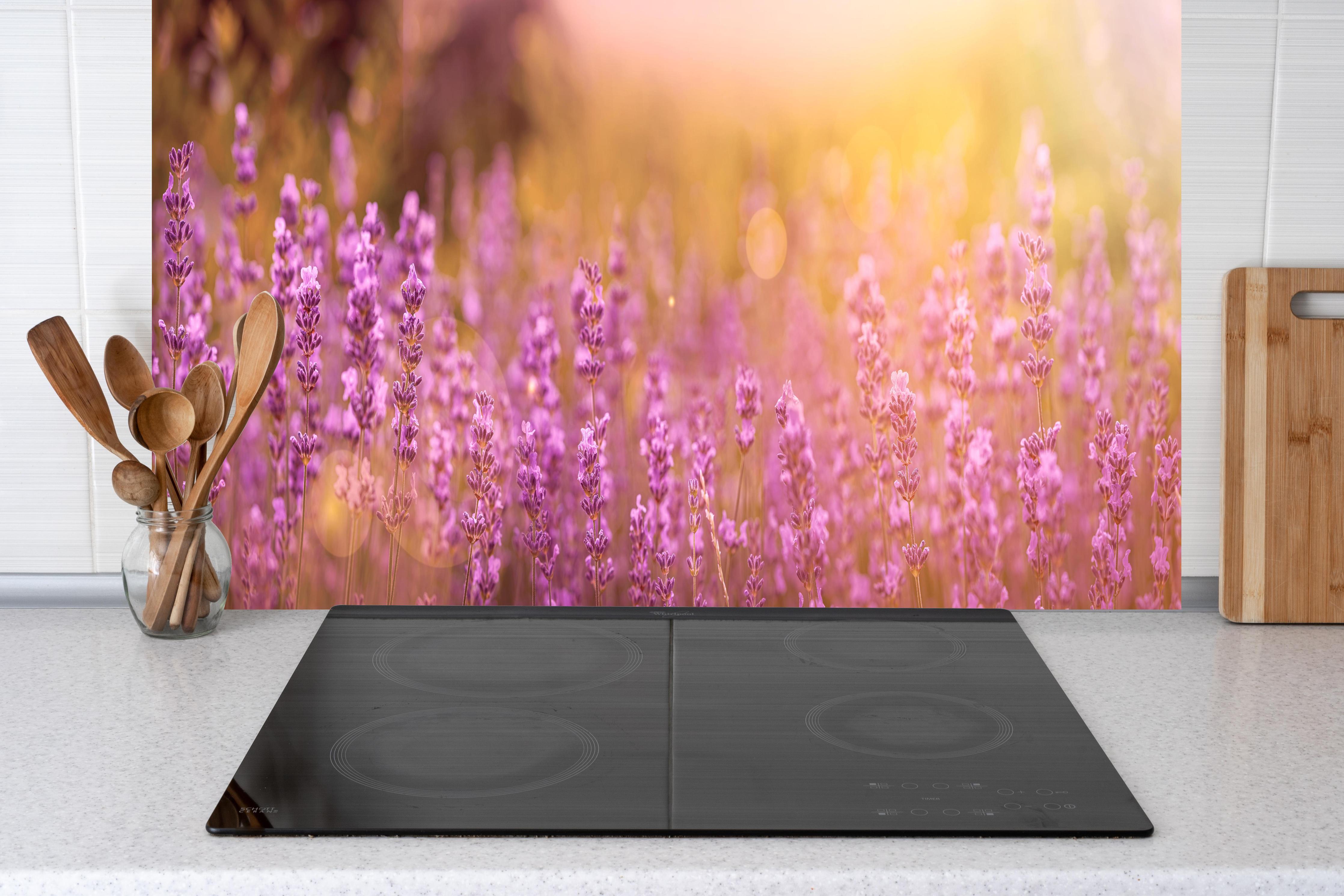 Küche - Lavendelfeld im warmen Abendlicht hinter Cerankochfeld und Holz-Kochutensilien