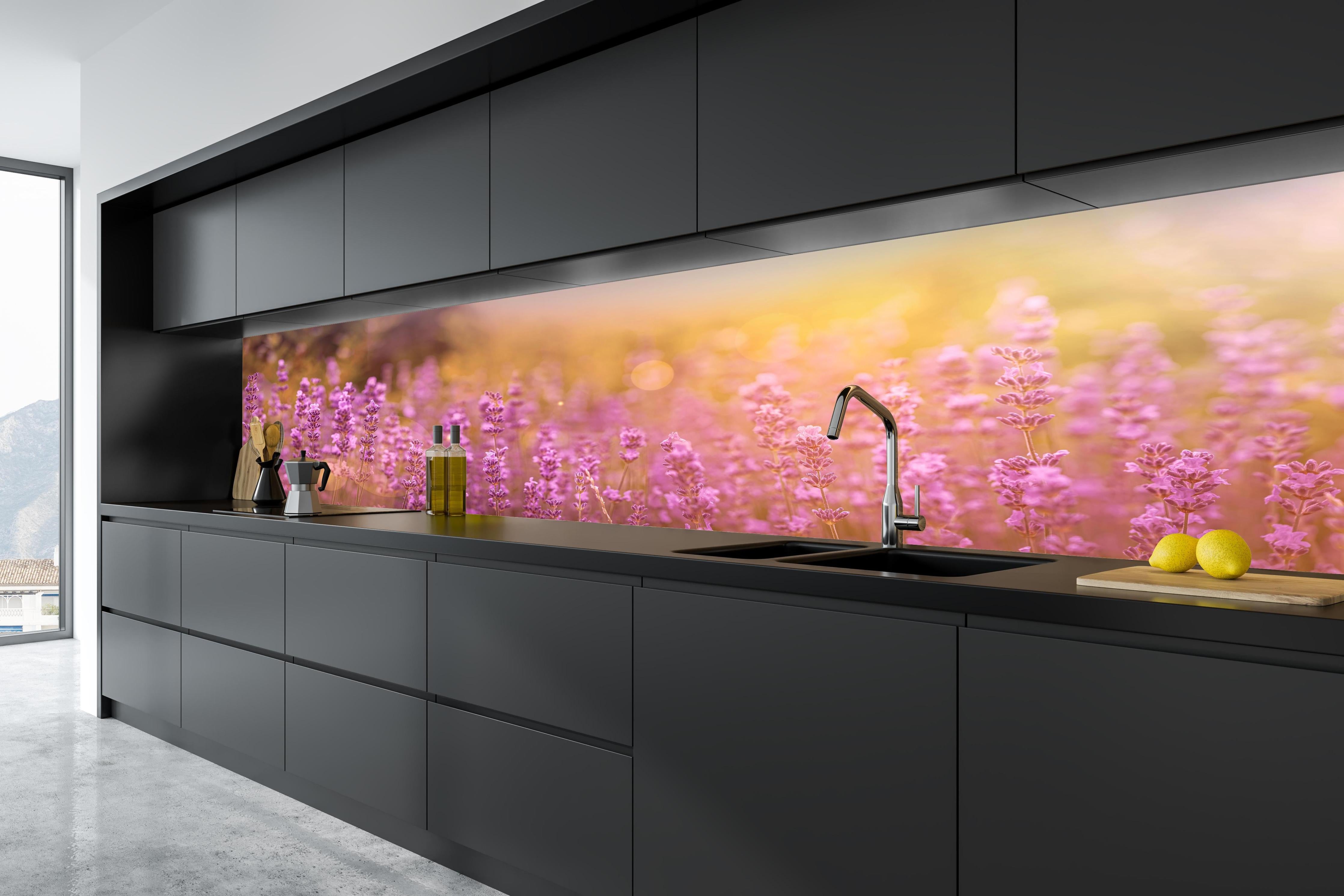 Küche - Lavendelfeld im warmen Abendlicht in tiefschwarzer matt-premium Einbauküche
