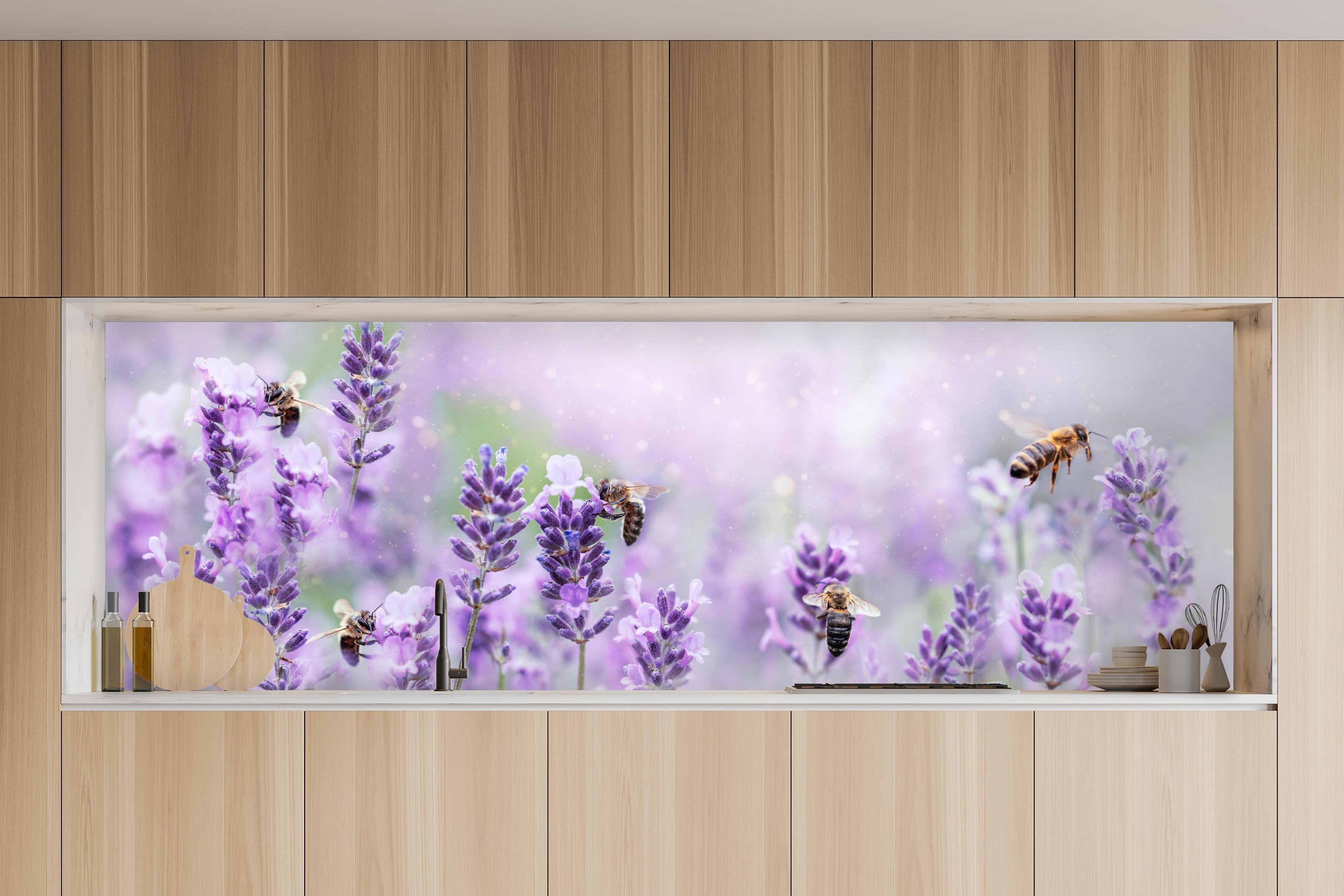 Küche - Lavendelfeld mit Bienen in charakteristischer Vollholz-Küche mit modernem Gasherd