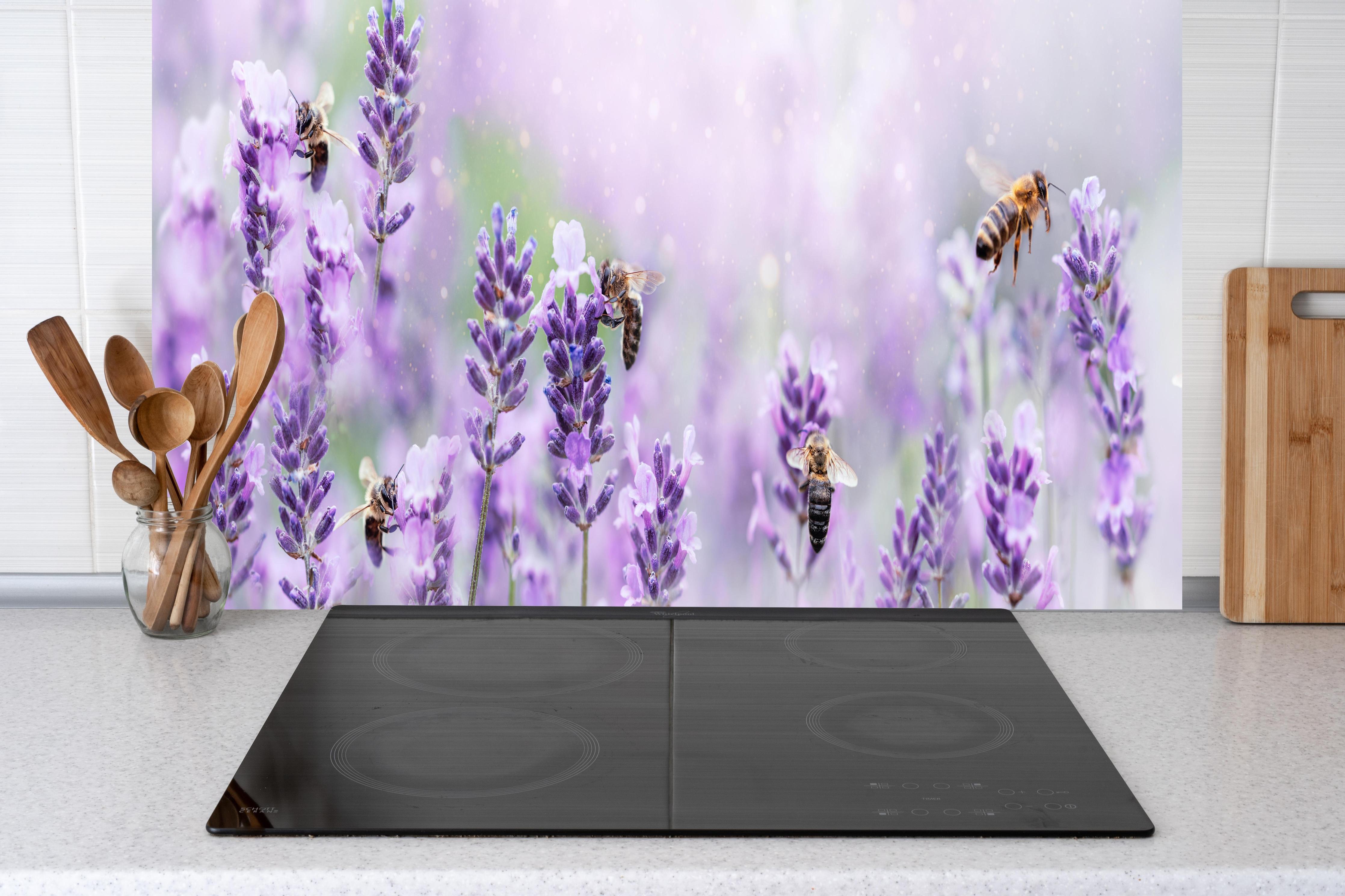 Küche - Lavendelfeld mit Bienen hinter Cerankochfeld und Holz-Kochutensilien