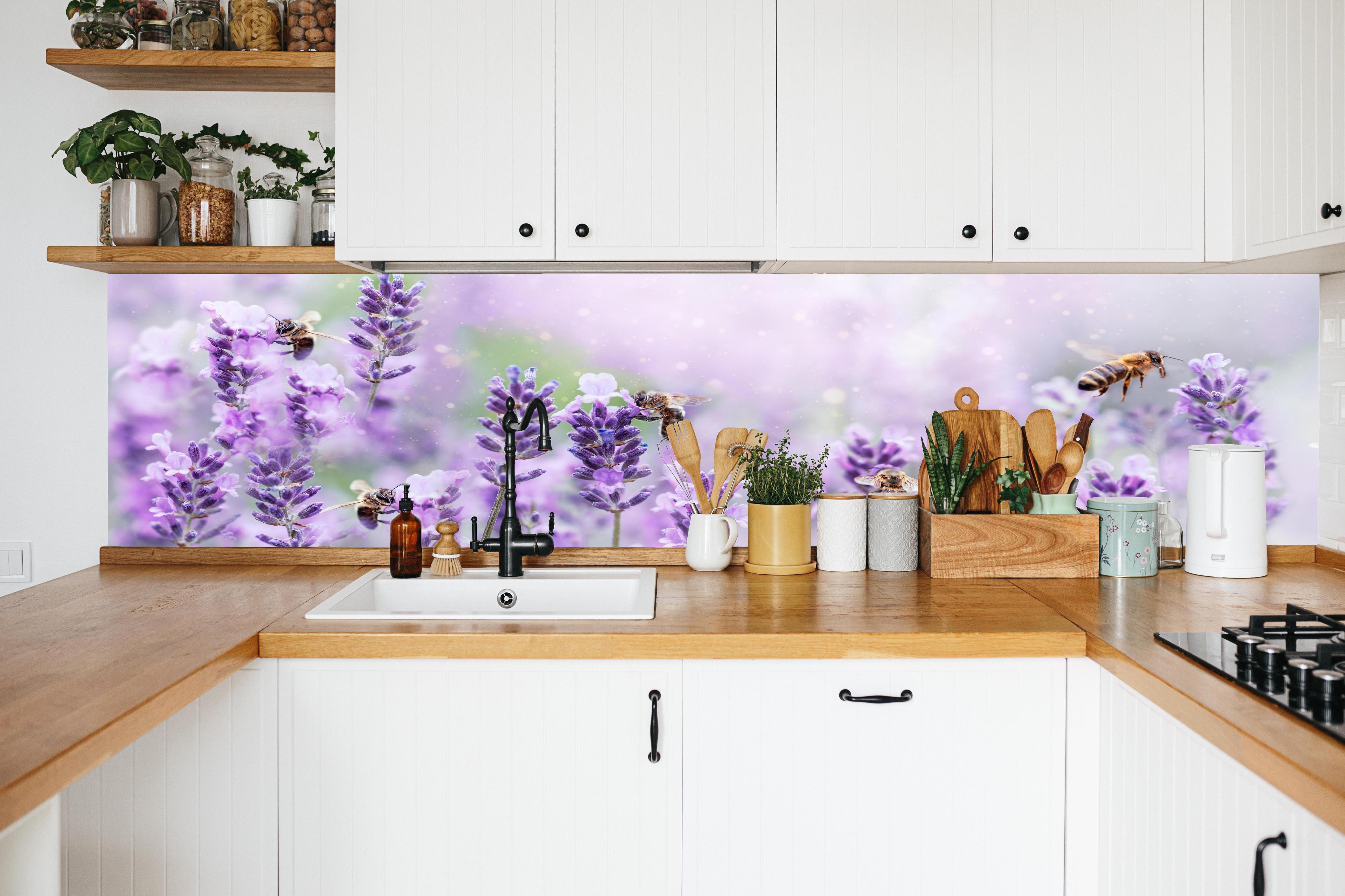 Küche - Lavendelfeld mit Bienen in weißer Küche hinter Gewürzen und Kochlöffeln aus Holz