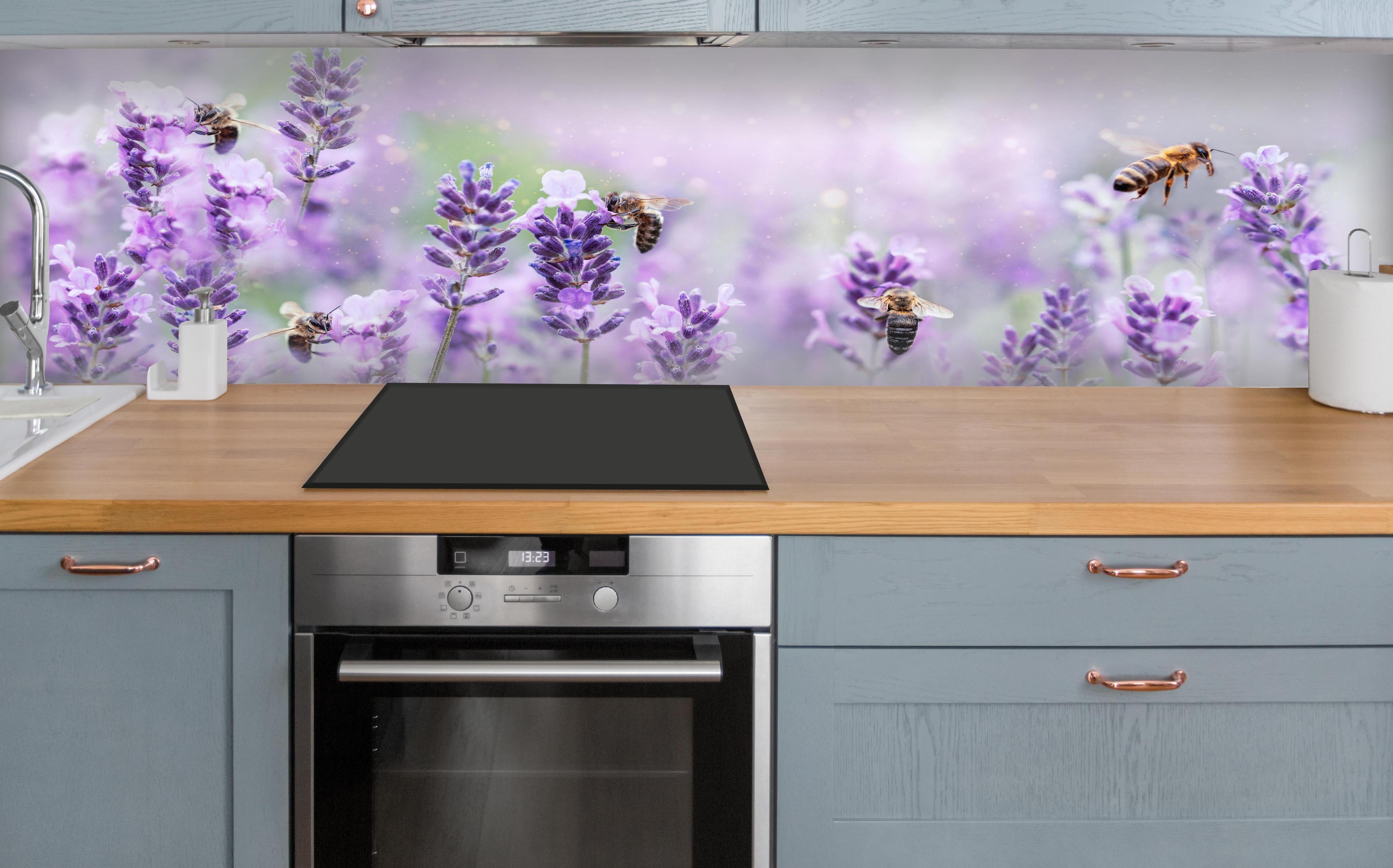 Küche - Lavendelfeld mit Bienen über polierter Holzarbeitsplatte mit Cerankochfeld