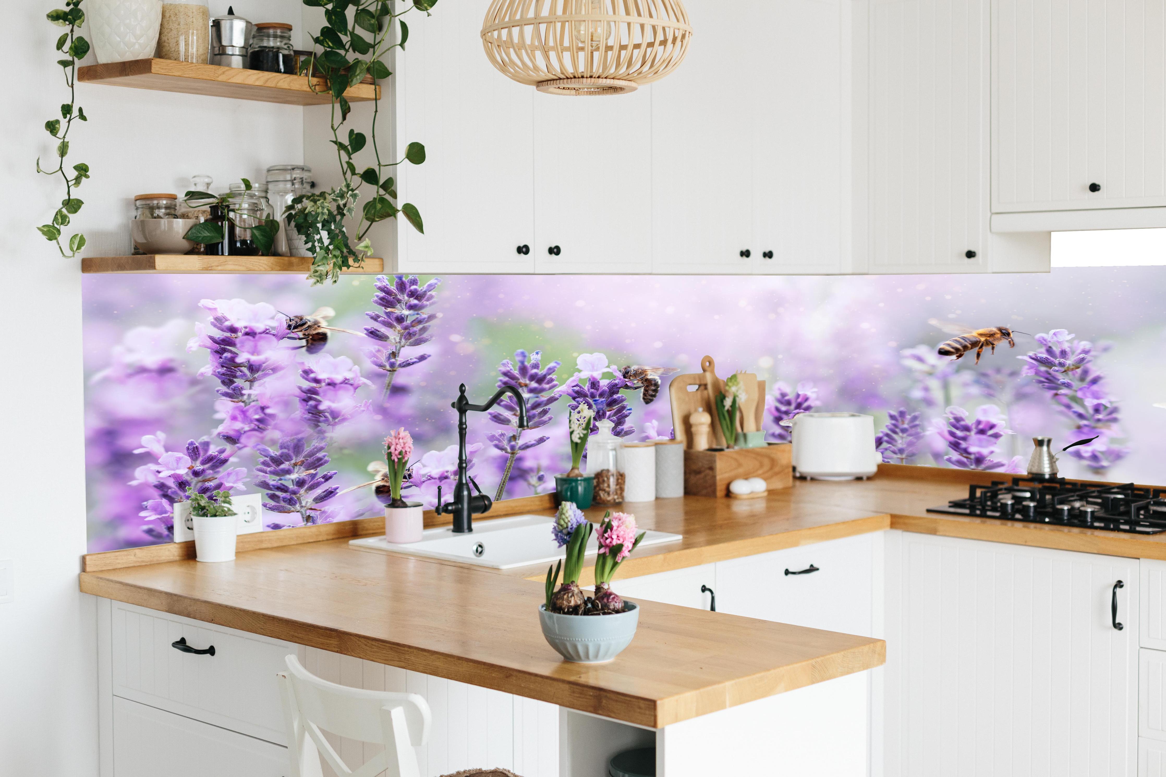 Küche - Lavendelfeld mit Bienen in lebendiger Küche mit bunten Blumen