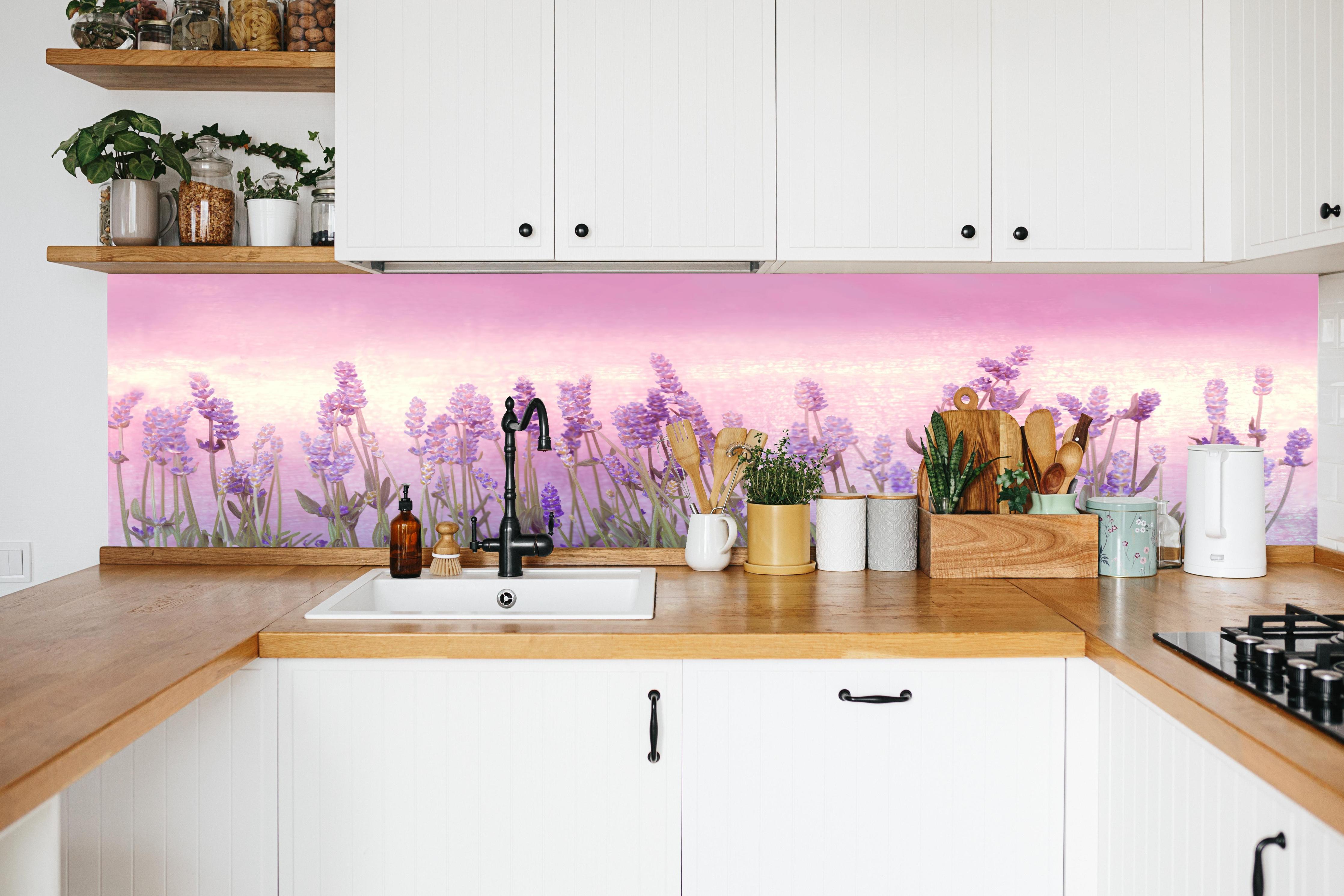 Küche - Lavendelwiese Rosa-Lila in weißer Küche hinter Gewürzen und Kochlöffeln aus Holz