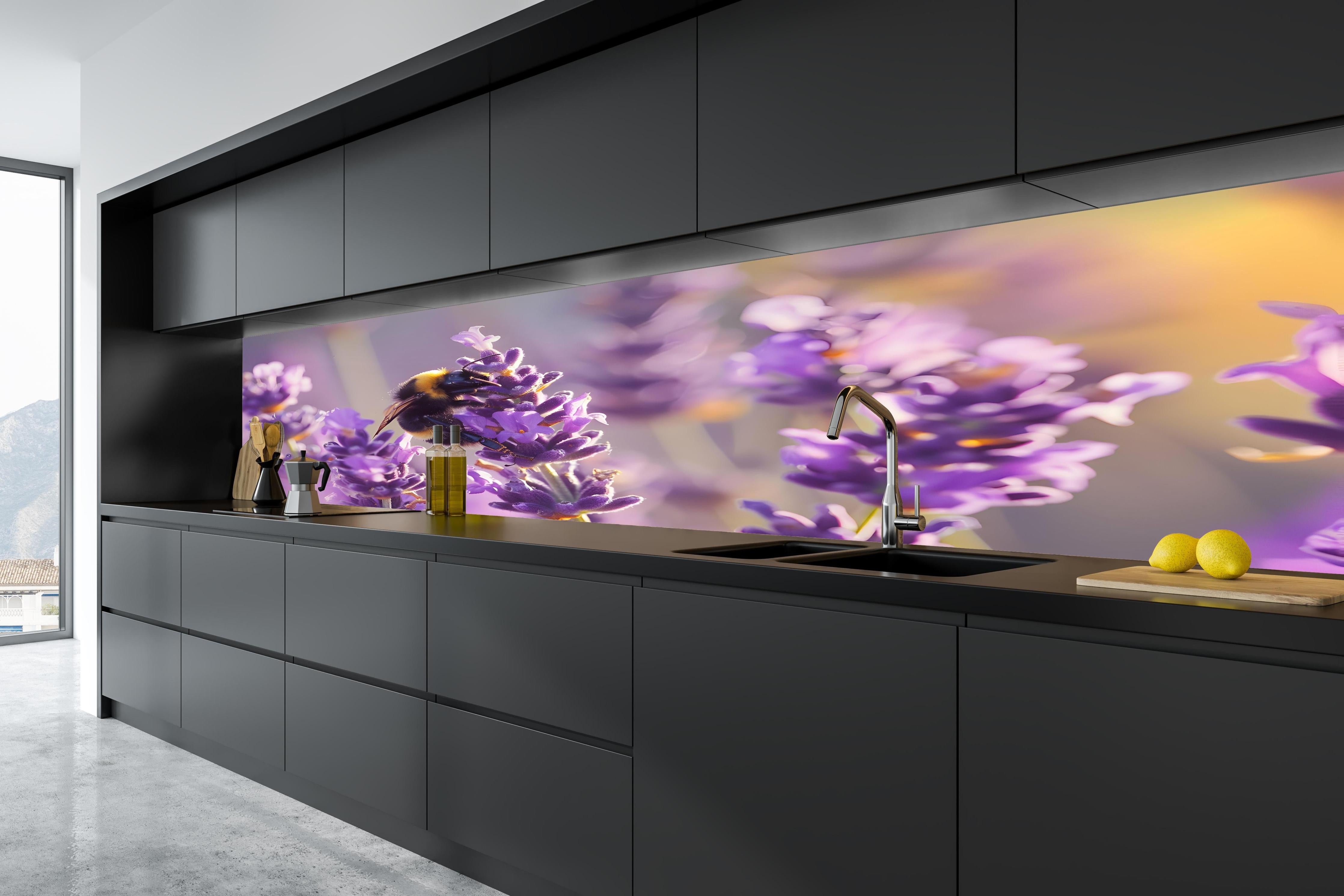 Küche - Lila Lavendel mit Hummel in tiefschwarzer matt-premium Einbauküche