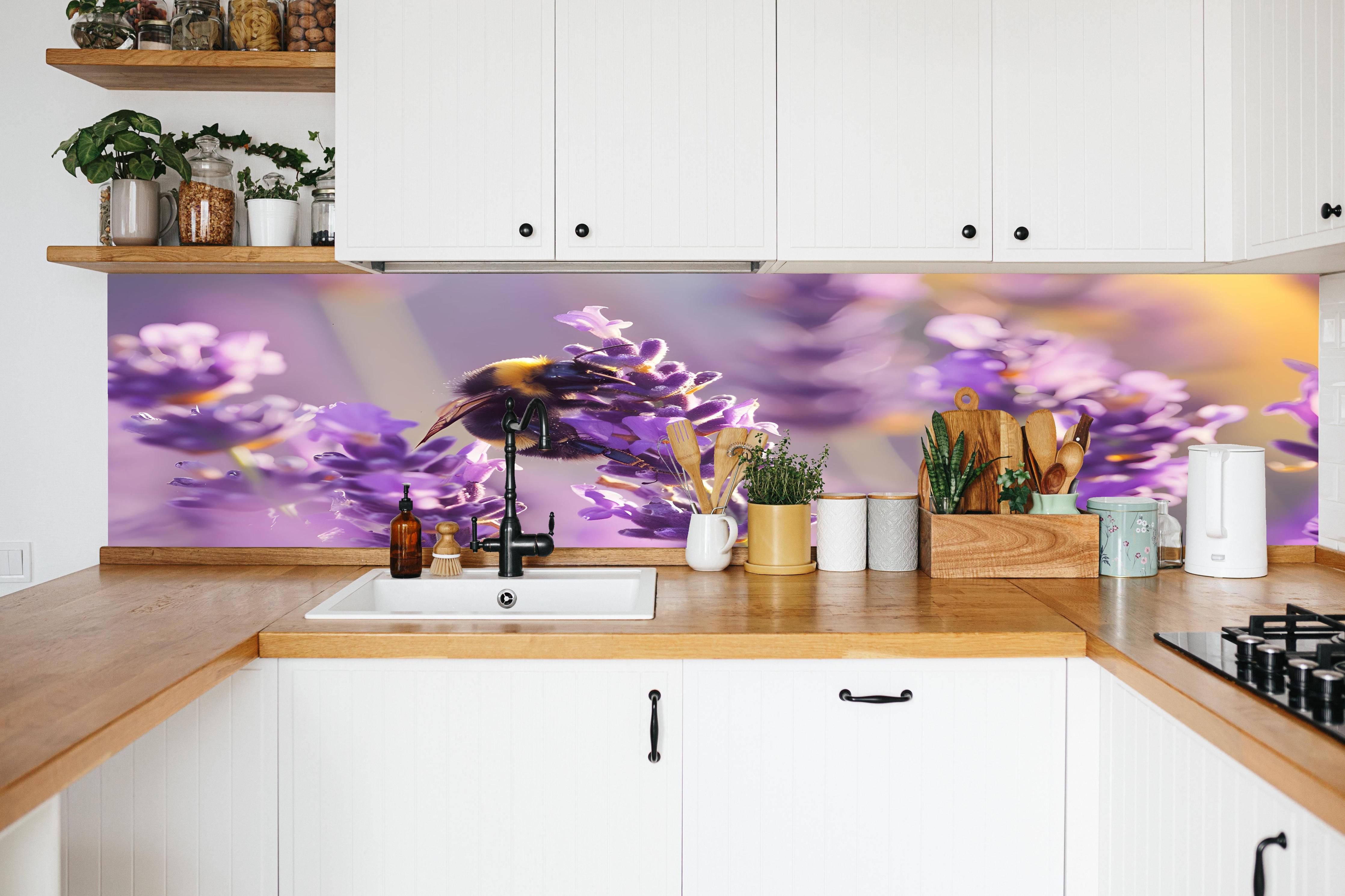 Küche - Lila Lavendel mit Hummel in weißer Küche hinter Gewürzen und Kochlöffeln aus Holz