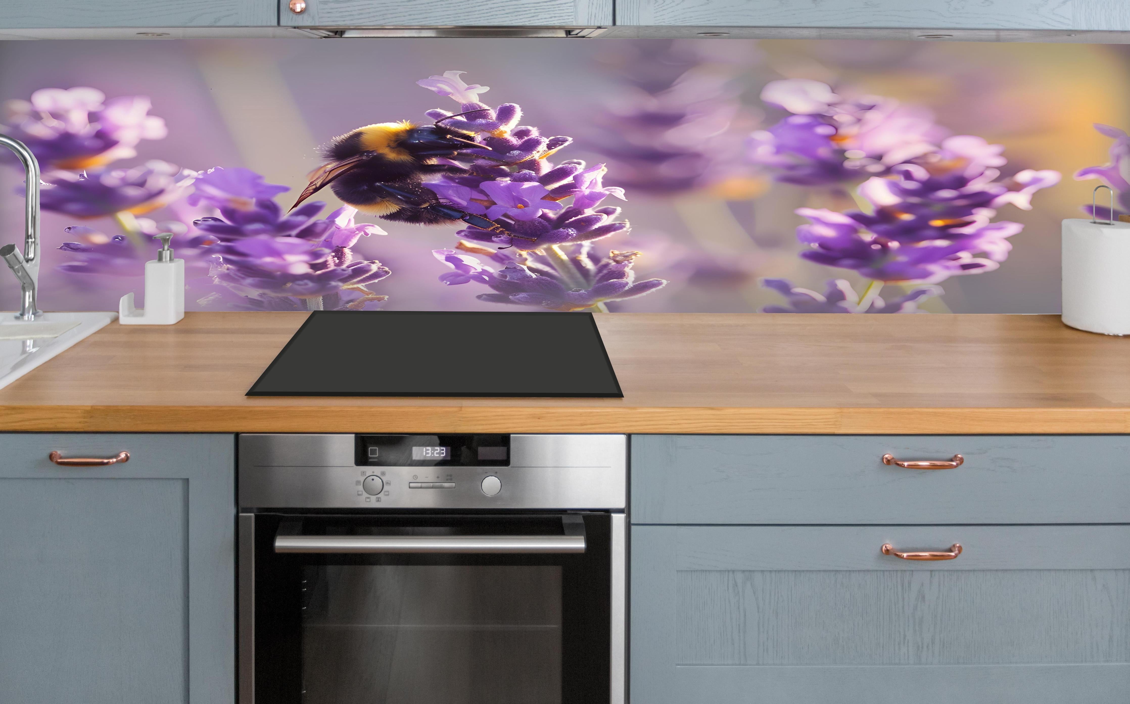 Küche - Lila Lavendel mit Hummel über polierter Holzarbeitsplatte mit Cerankochfeld