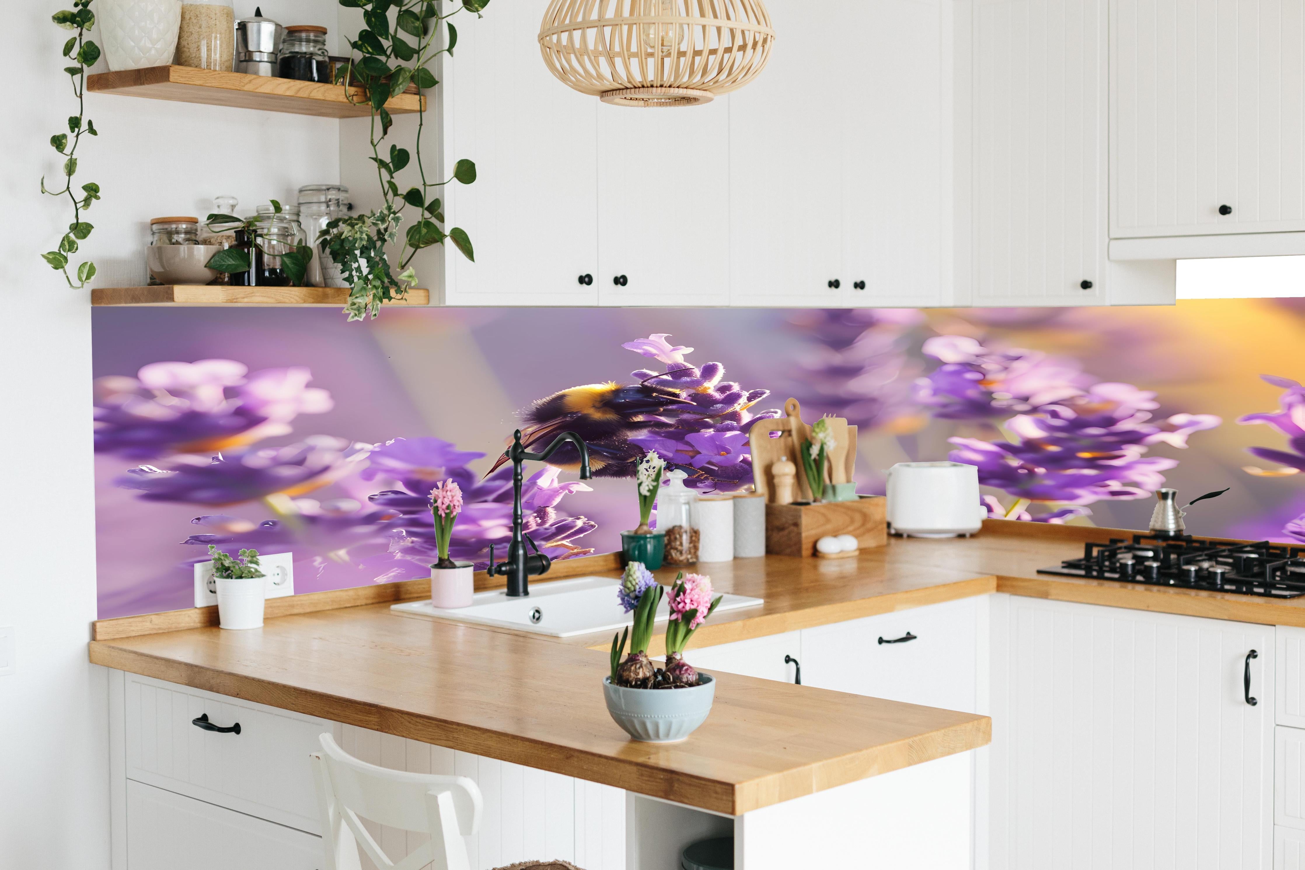 Küche - Lila Lavendel mit Hummel in lebendiger Küche mit bunten Blumen