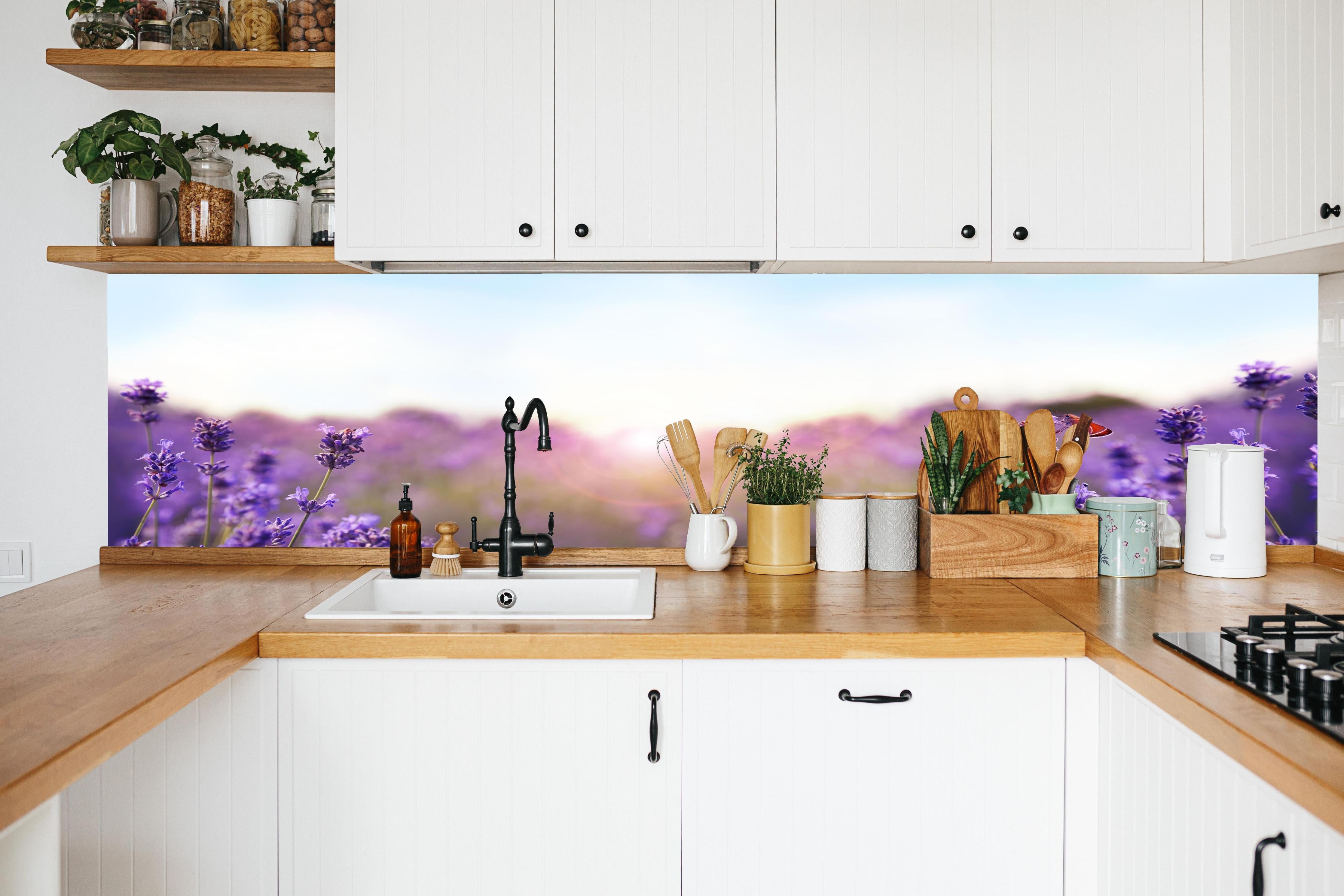 Küche - Lila Lavendelfeld im Morgenlicht in weißer Küche hinter Gewürzen und Kochlöffeln aus Holz