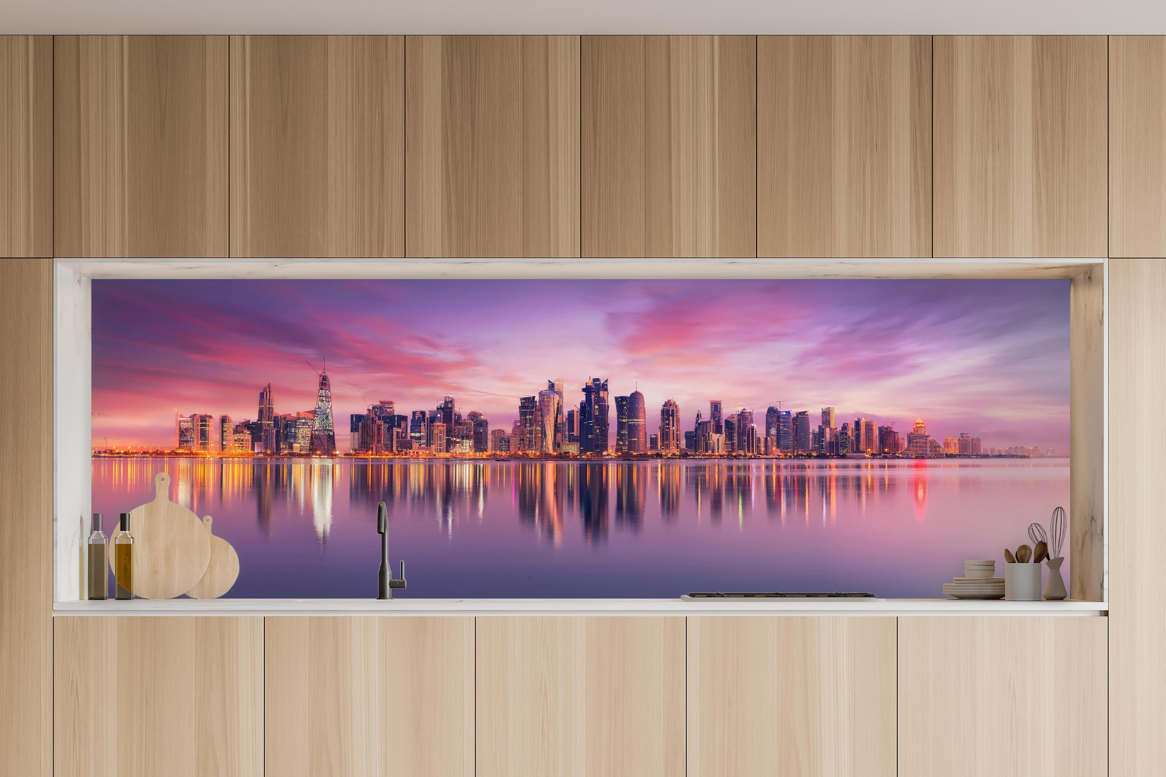 Küche - Lila-Pink Skyline Panorama in charakteristischer Vollholz-Küche mit modernem Gasherd