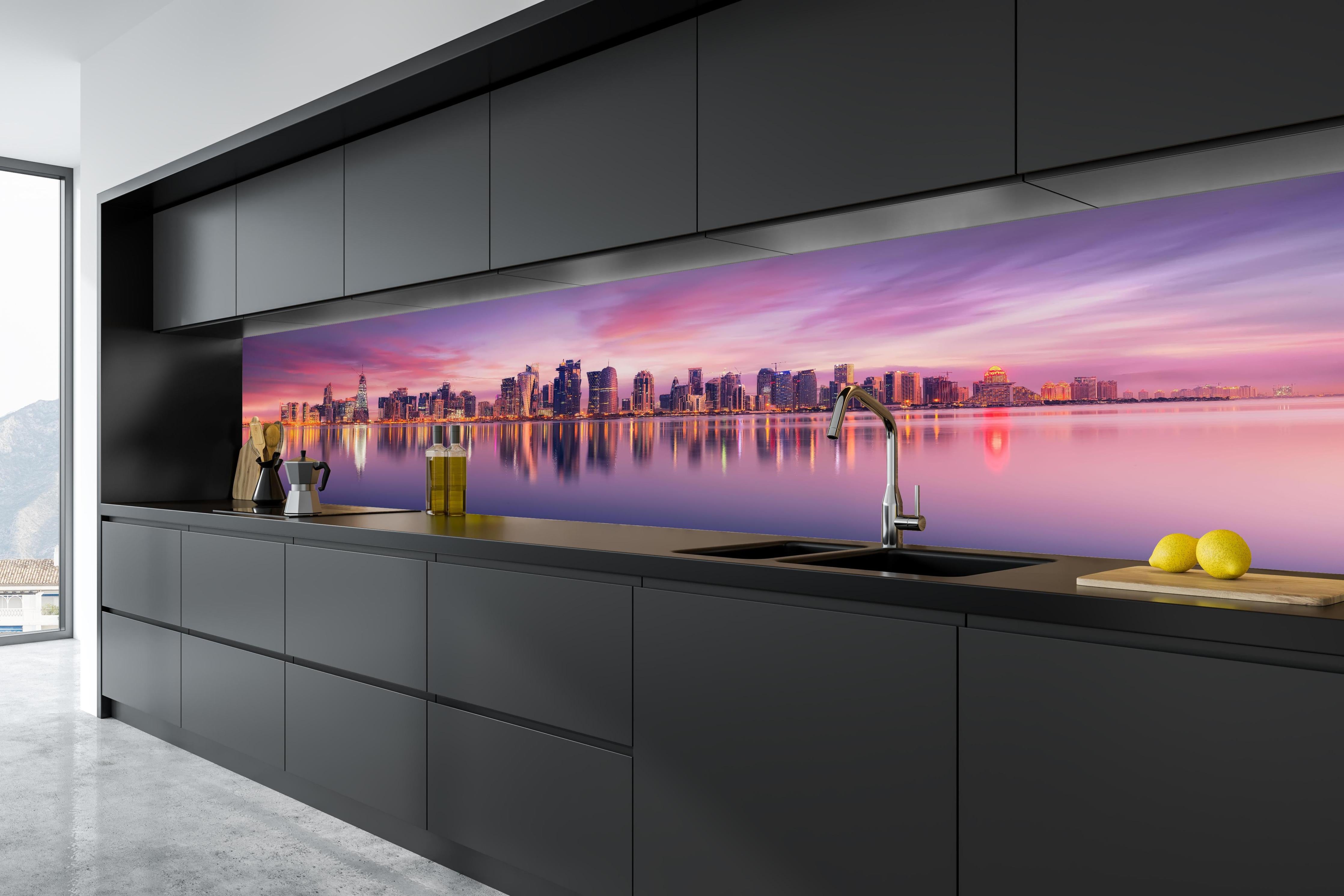 Küche - Lila-Pink Skyline Panorama in tiefschwarzer matt-premium Einbauküche