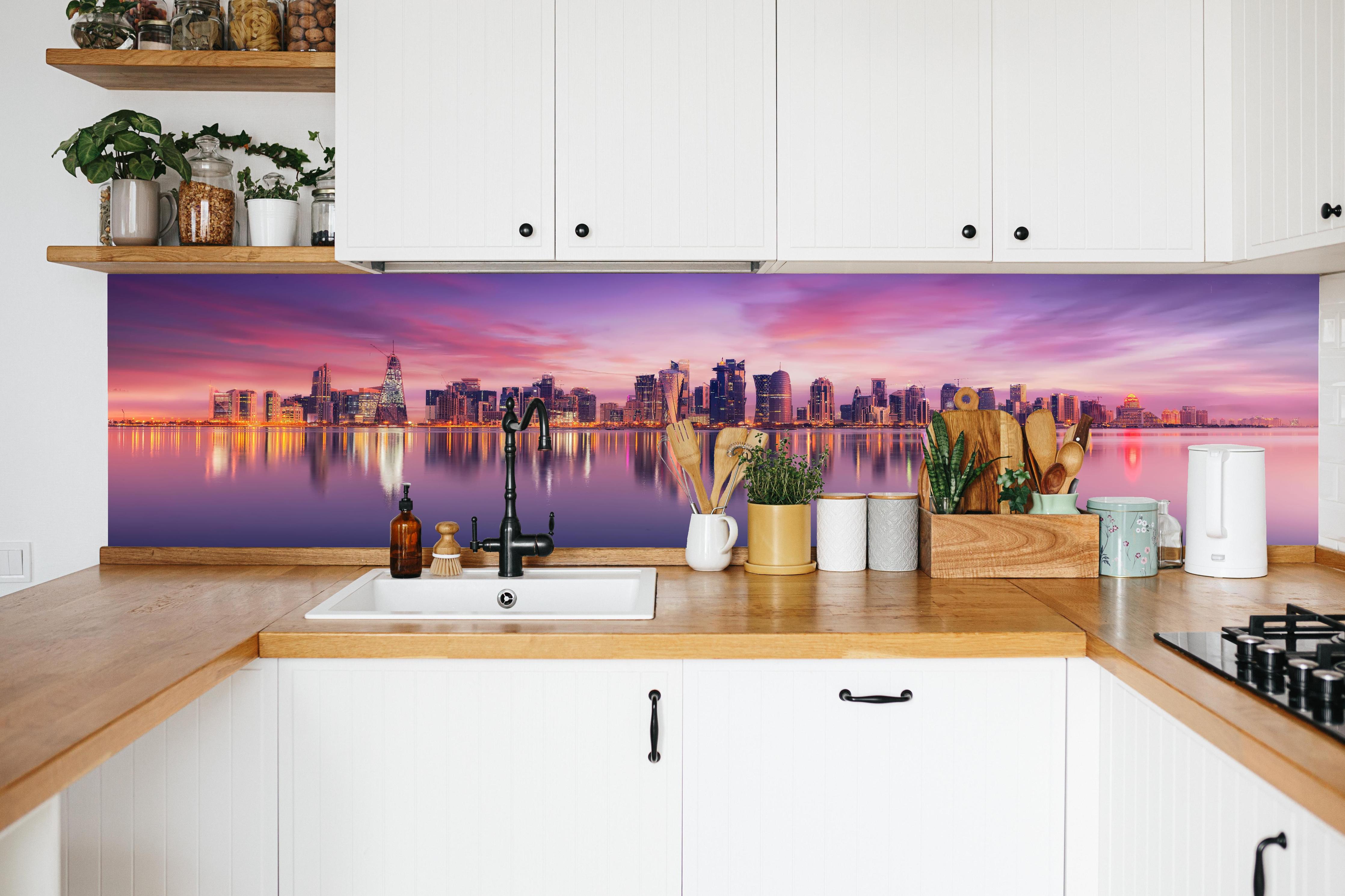 Küche - Lila-Pink Skyline Panorama in weißer Küche hinter Gewürzen und Kochlöffeln aus Holz