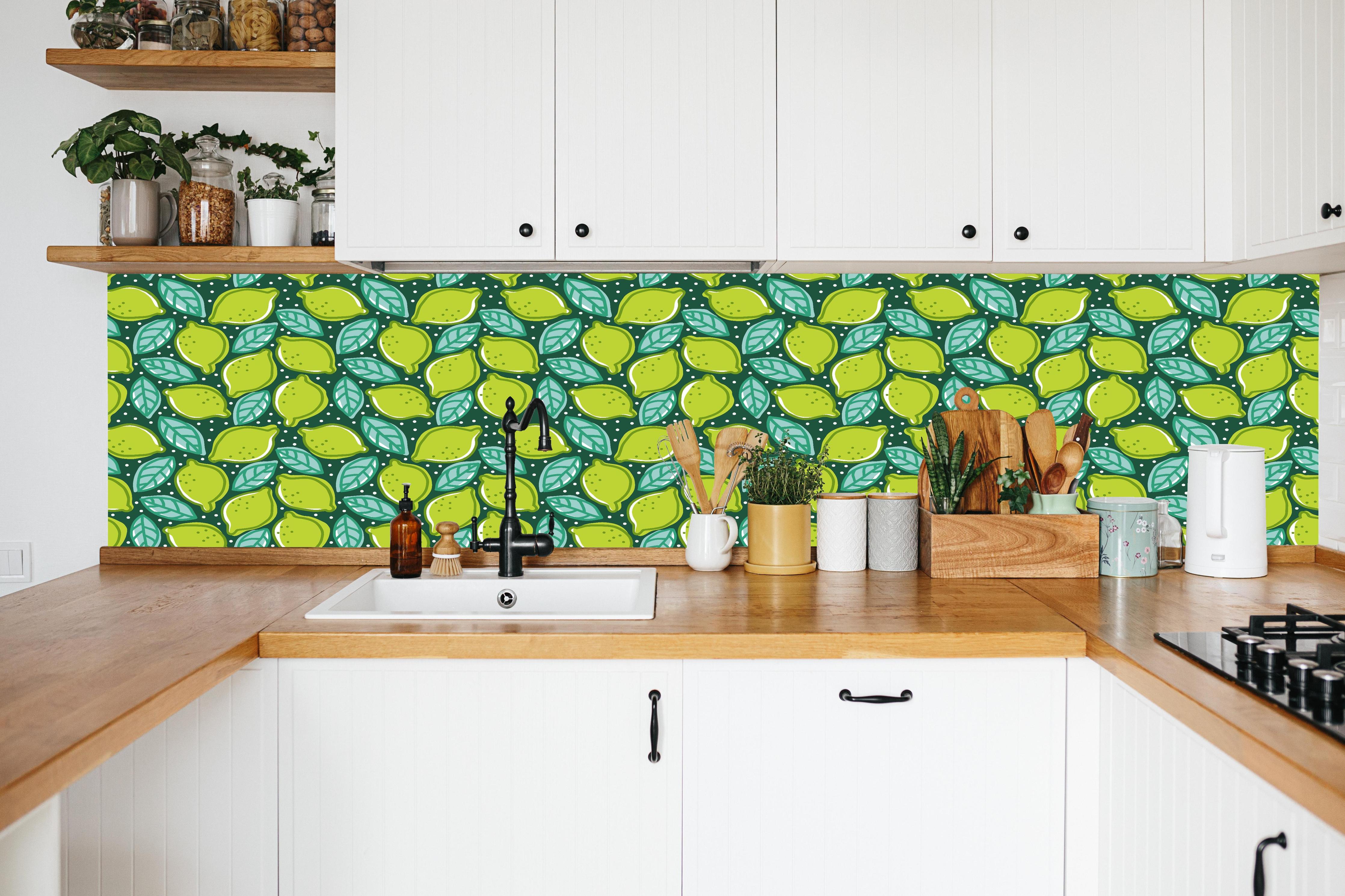 Küche - Lime Dance Zitrus-Muster in weißer Küche hinter Gewürzen und Kochlöffeln aus Holz