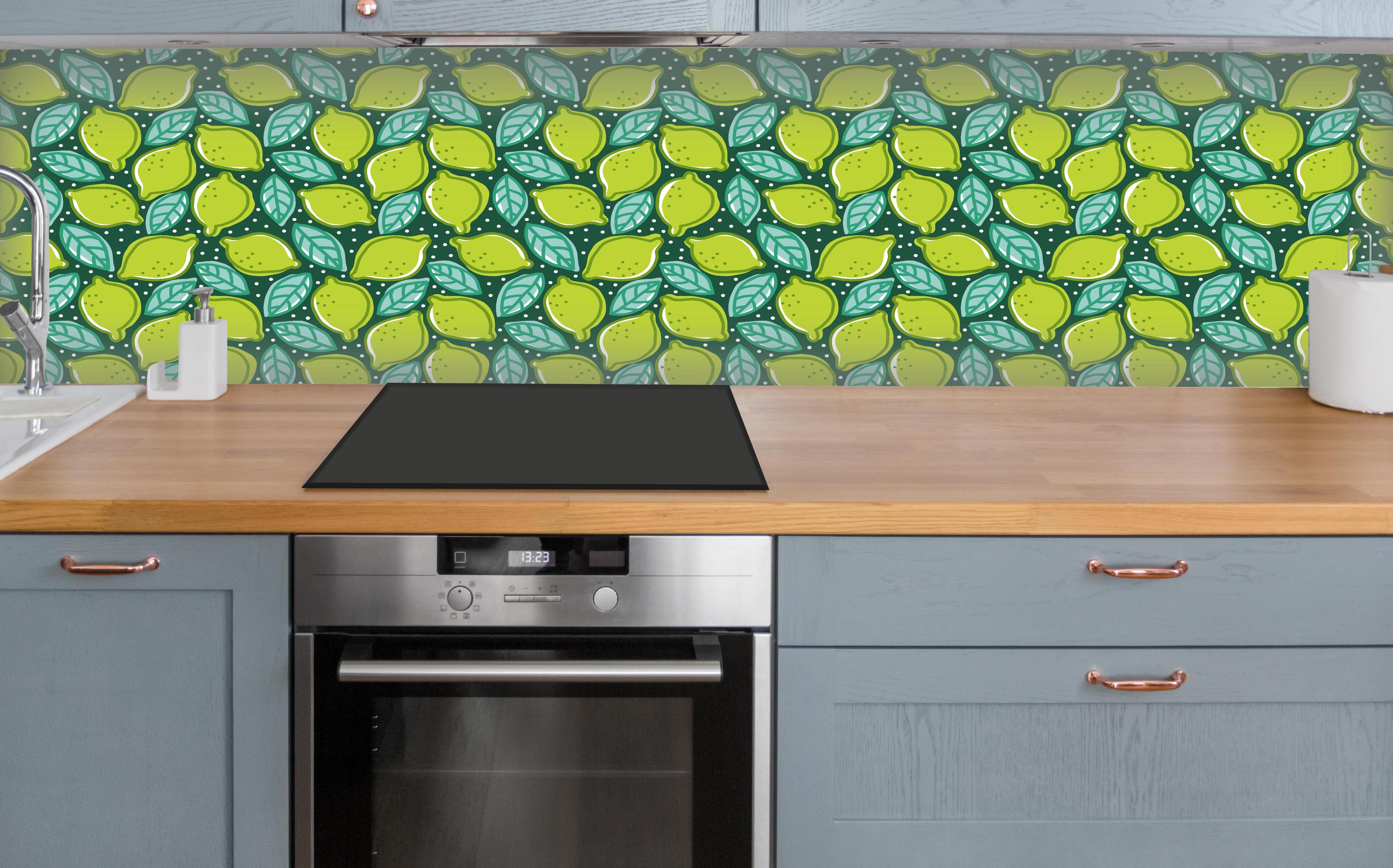 Küche - Lime Dance Zitrus-Muster über polierter Holzarbeitsplatte mit Cerankochfeld
