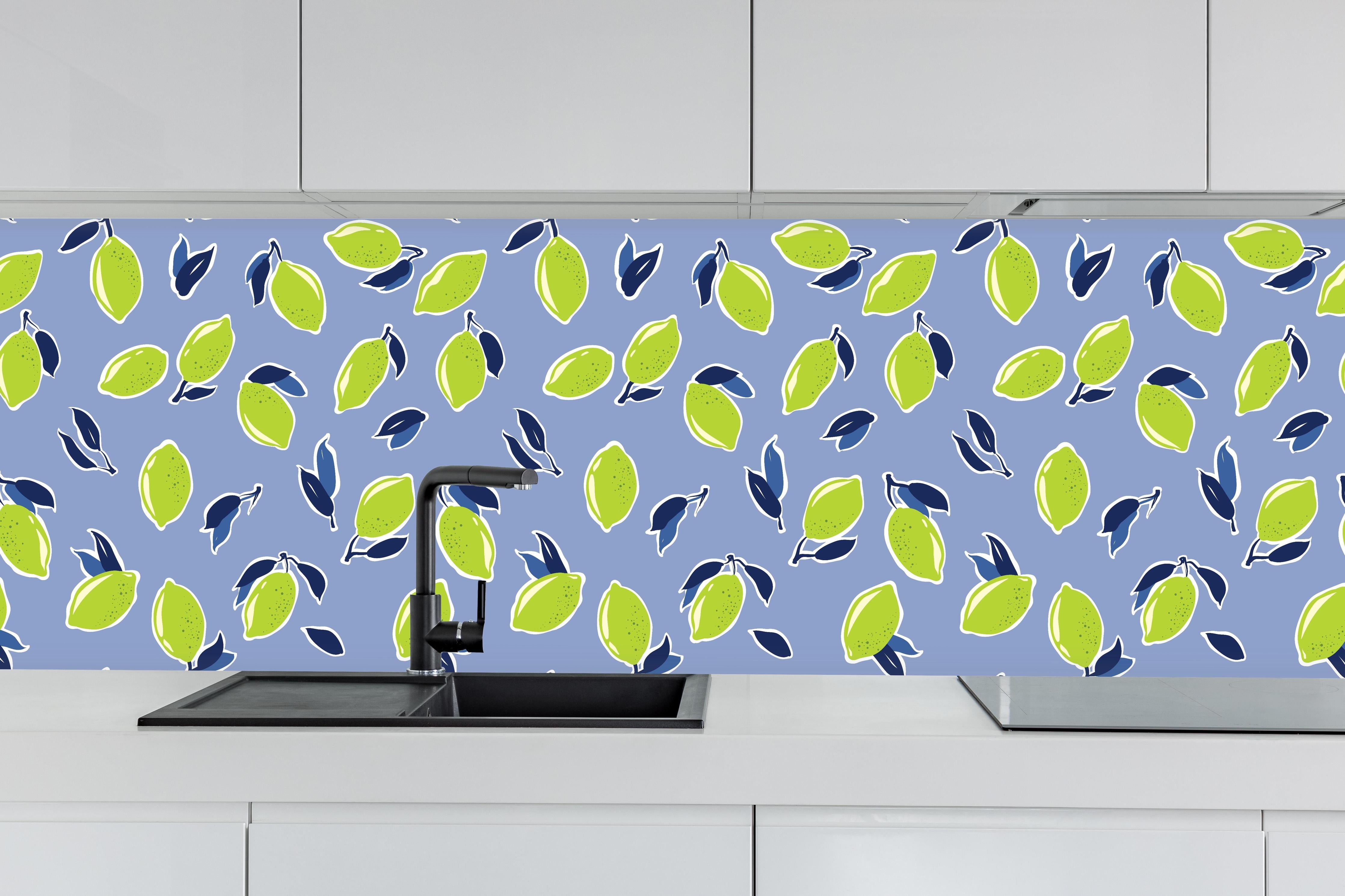 Küche - Lime Drops Zitrus-Muster hinter weißen Hochglanz-Küchenregalen und schwarzem Wasserhahn
