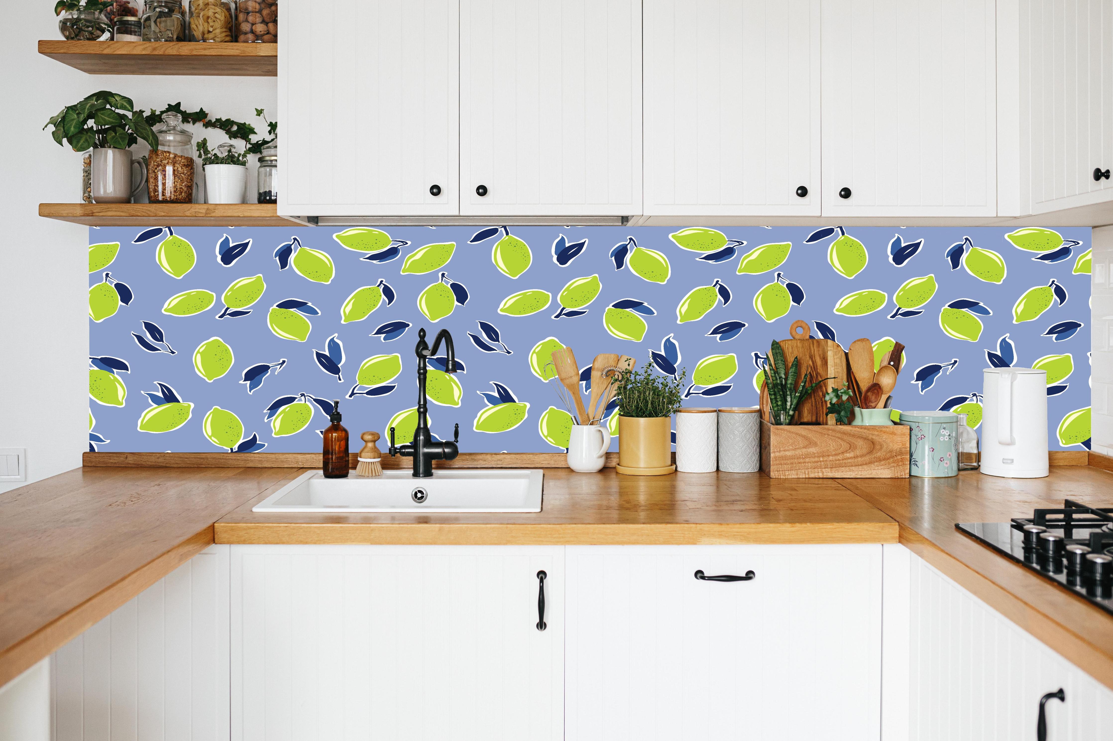 Küche - Lime Drops Zitrus-Muster in weißer Küche hinter Gewürzen und Kochlöffeln aus Holz