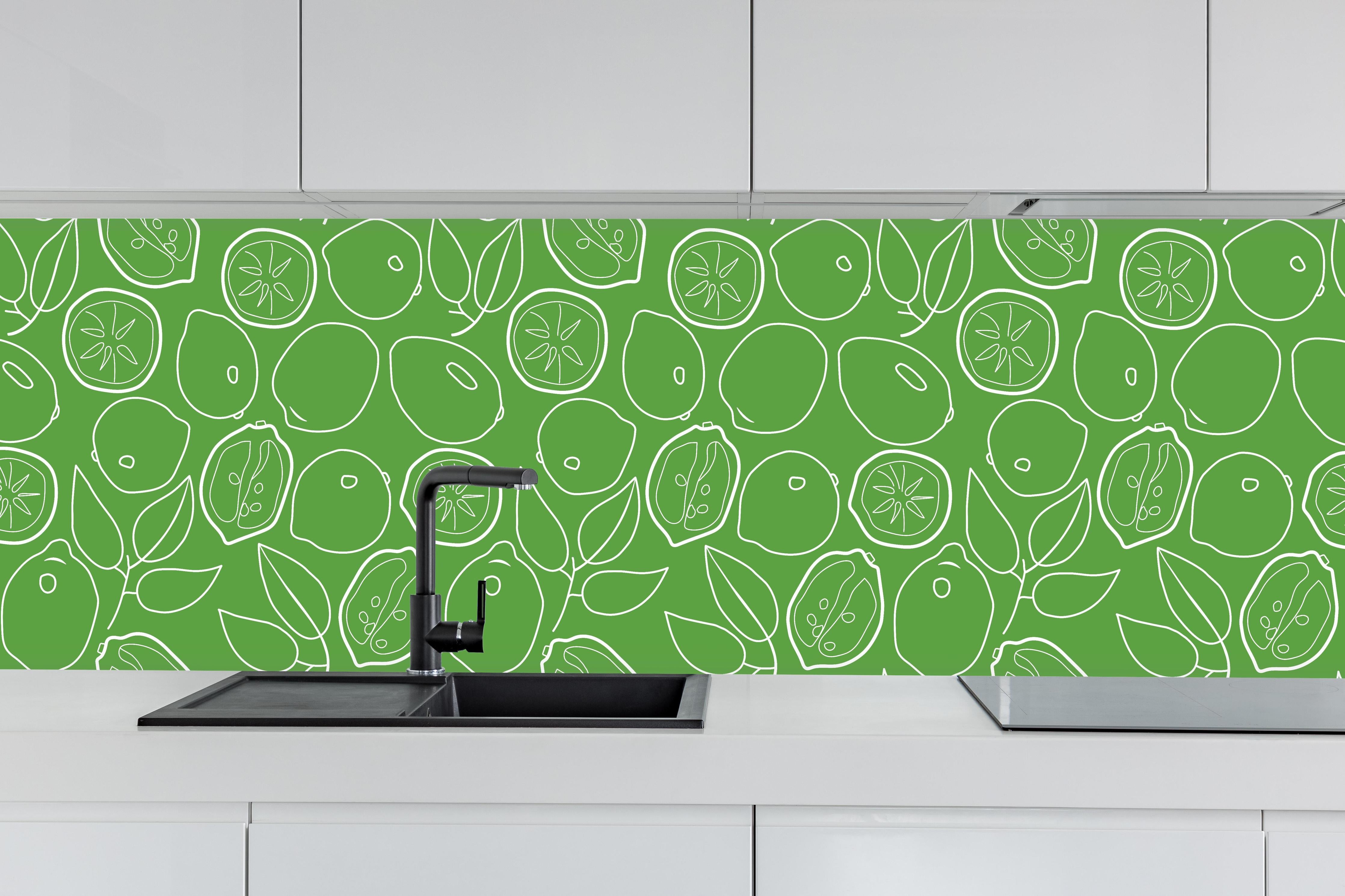 Küche - Limetten-Citrus Grünes Muster hinter weißen Hochglanz-Küchenregalen und schwarzem Wasserhahn
