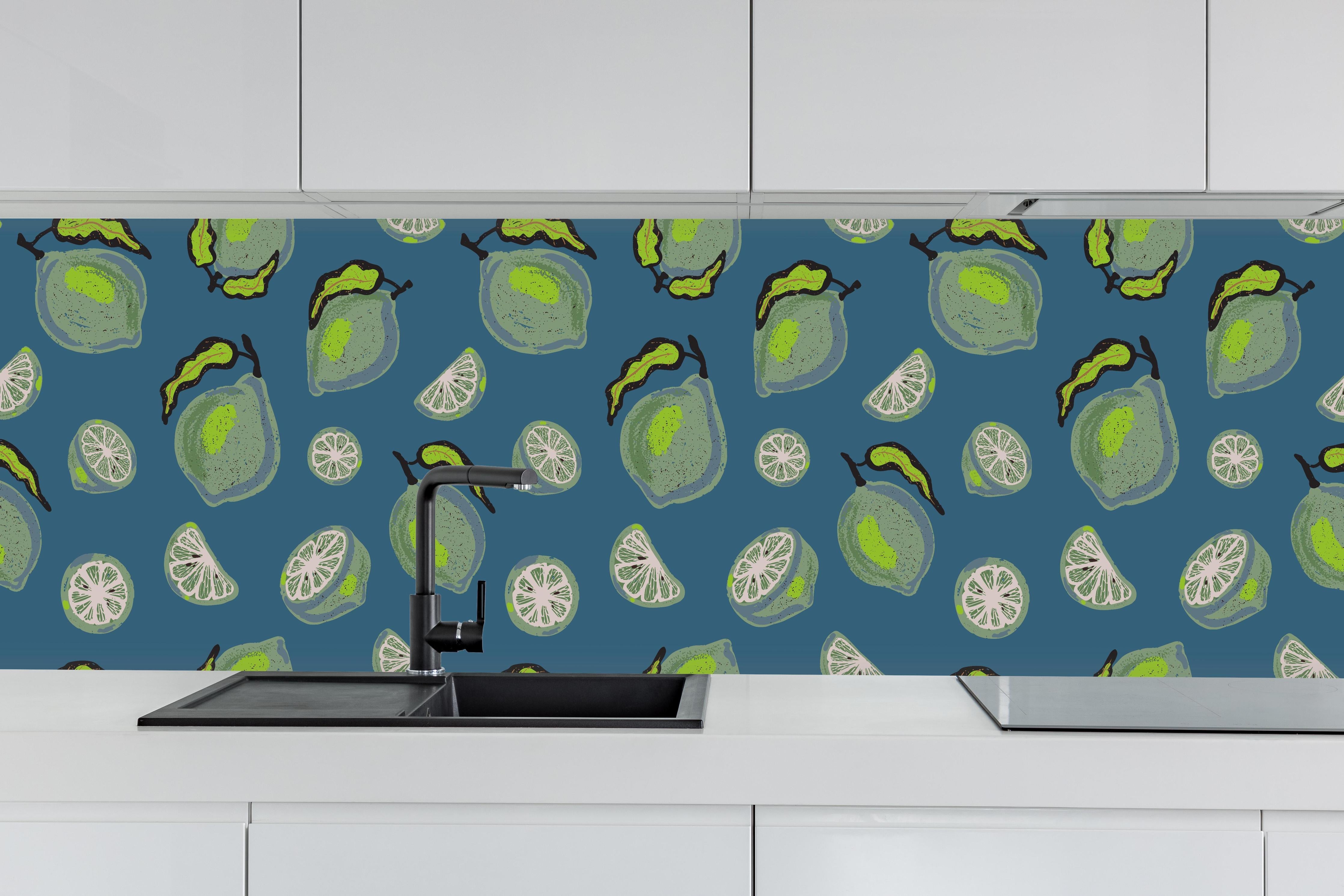 Küche - Limetten Citrus Muster Blau hinter weißen Hochglanz-Küchenregalen und schwarzem Wasserhahn