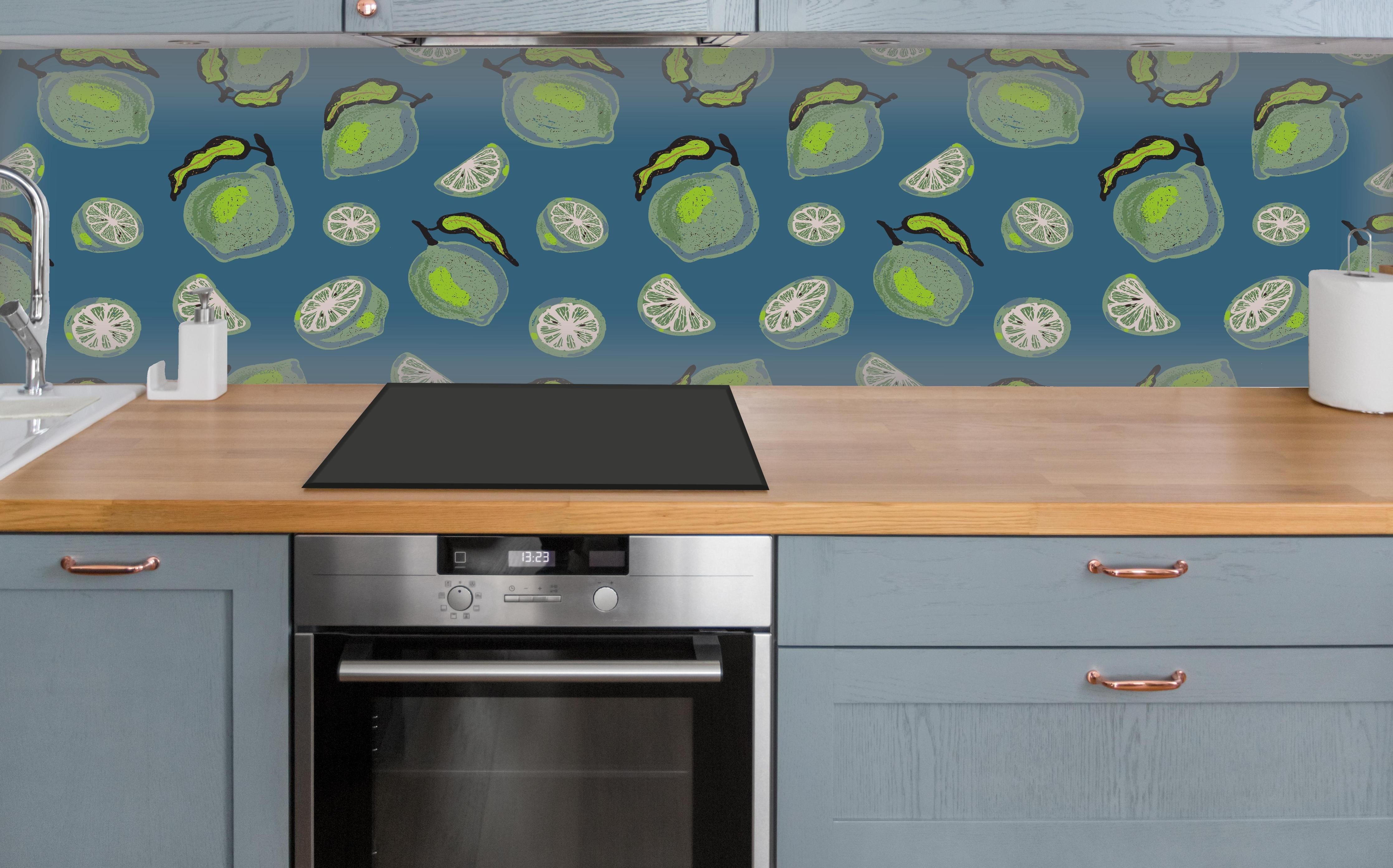 Küche - Limetten Citrus Muster Blau über polierter Holzarbeitsplatte mit Cerankochfeld