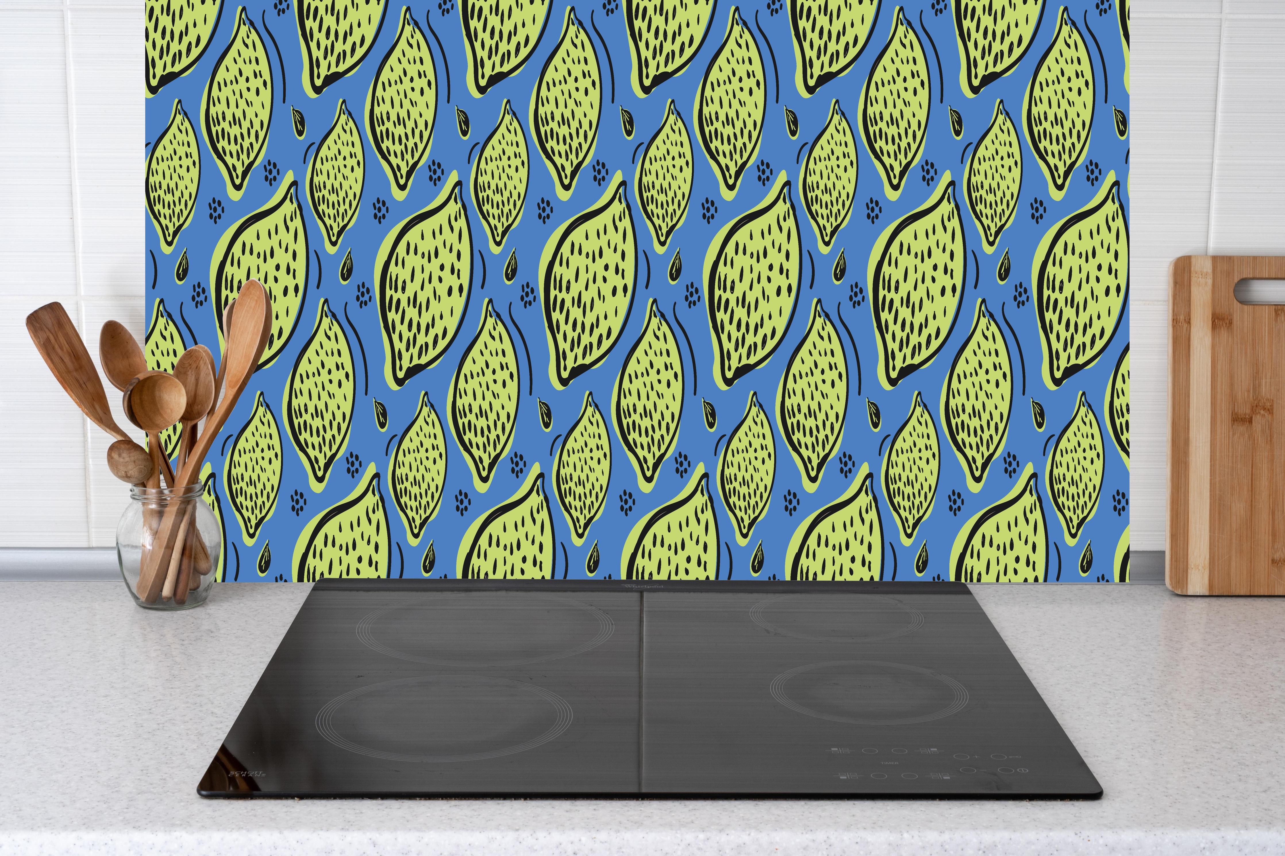 Küche - Limetten-Muster Blau-Grün hinter Cerankochfeld und Holz-Kochutensilien