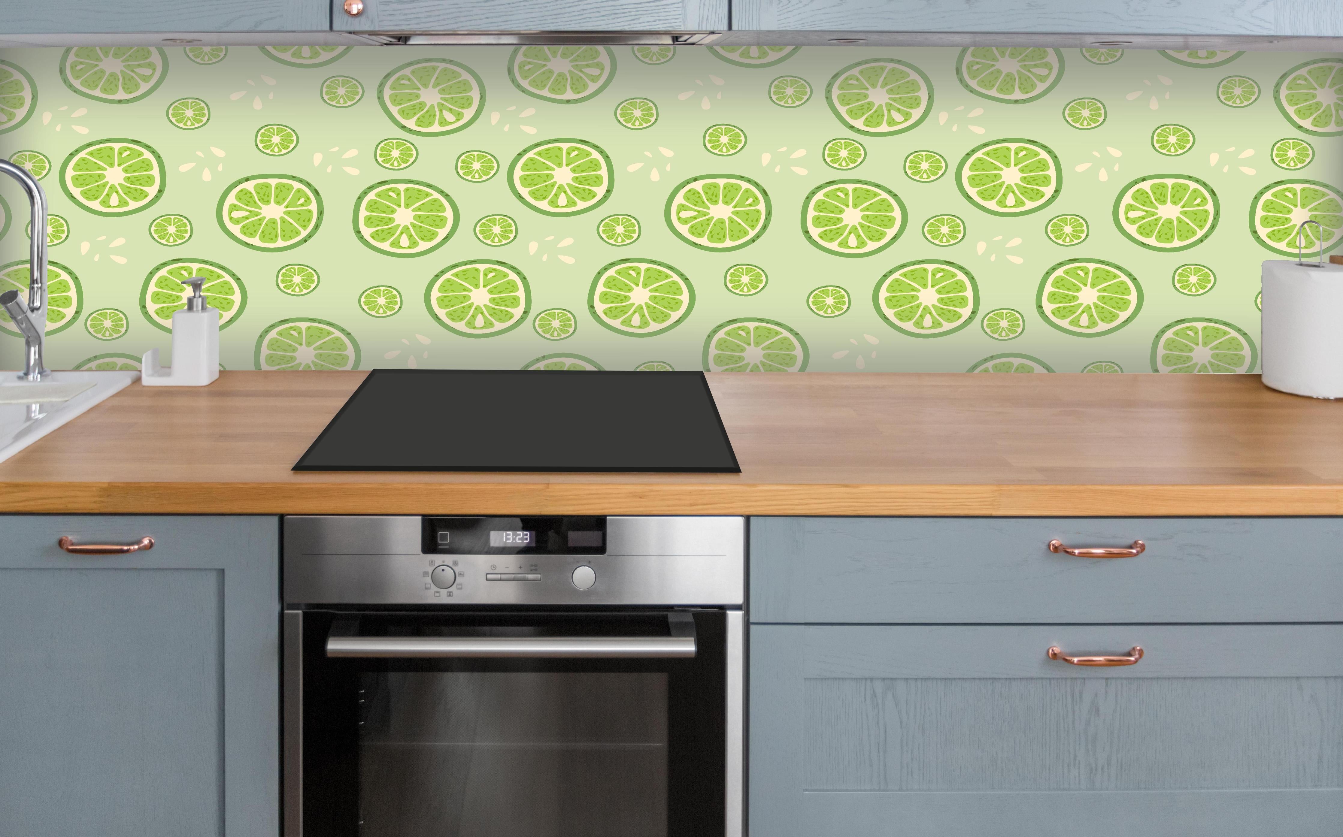 Küche - Limetten-Muster Frisches Grün über polierter Holzarbeitsplatte mit Cerankochfeld